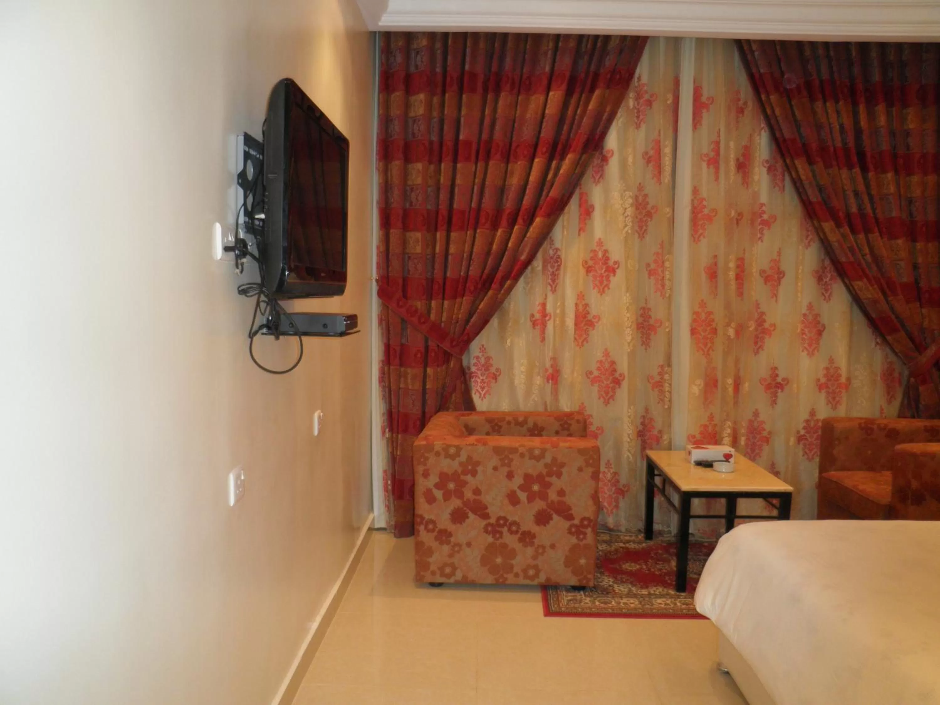 TV and multimedia, Bed in Marina Royal Hotel Suites