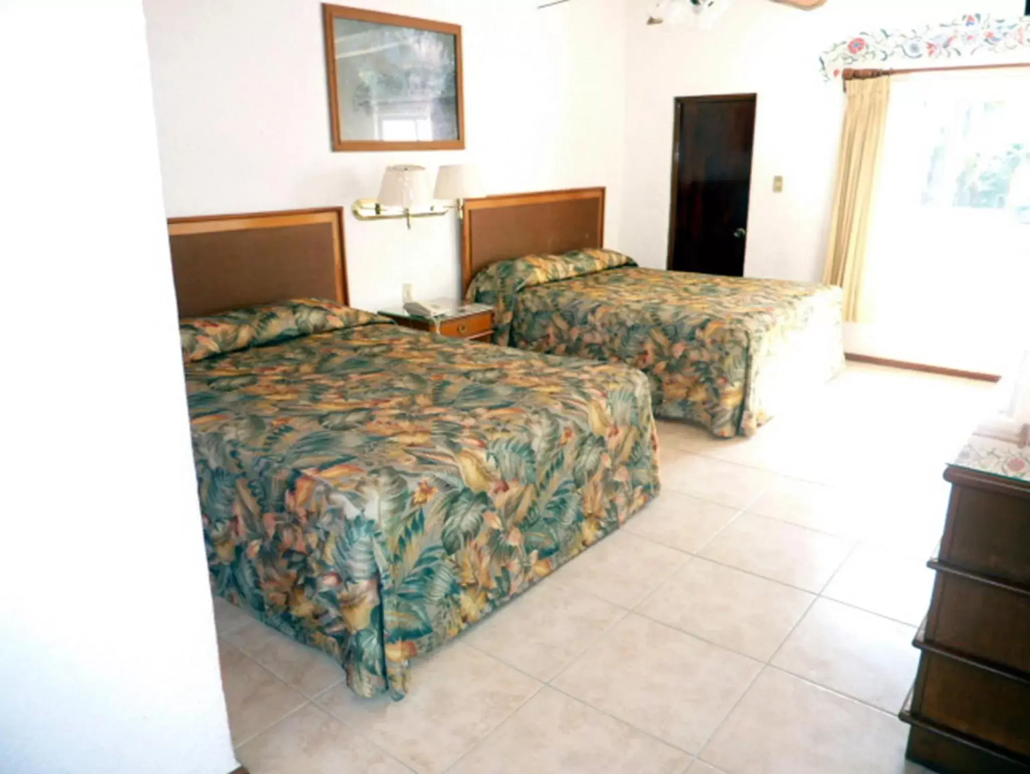Photo of the whole room, Bed in Hotel Bajo el Volcan