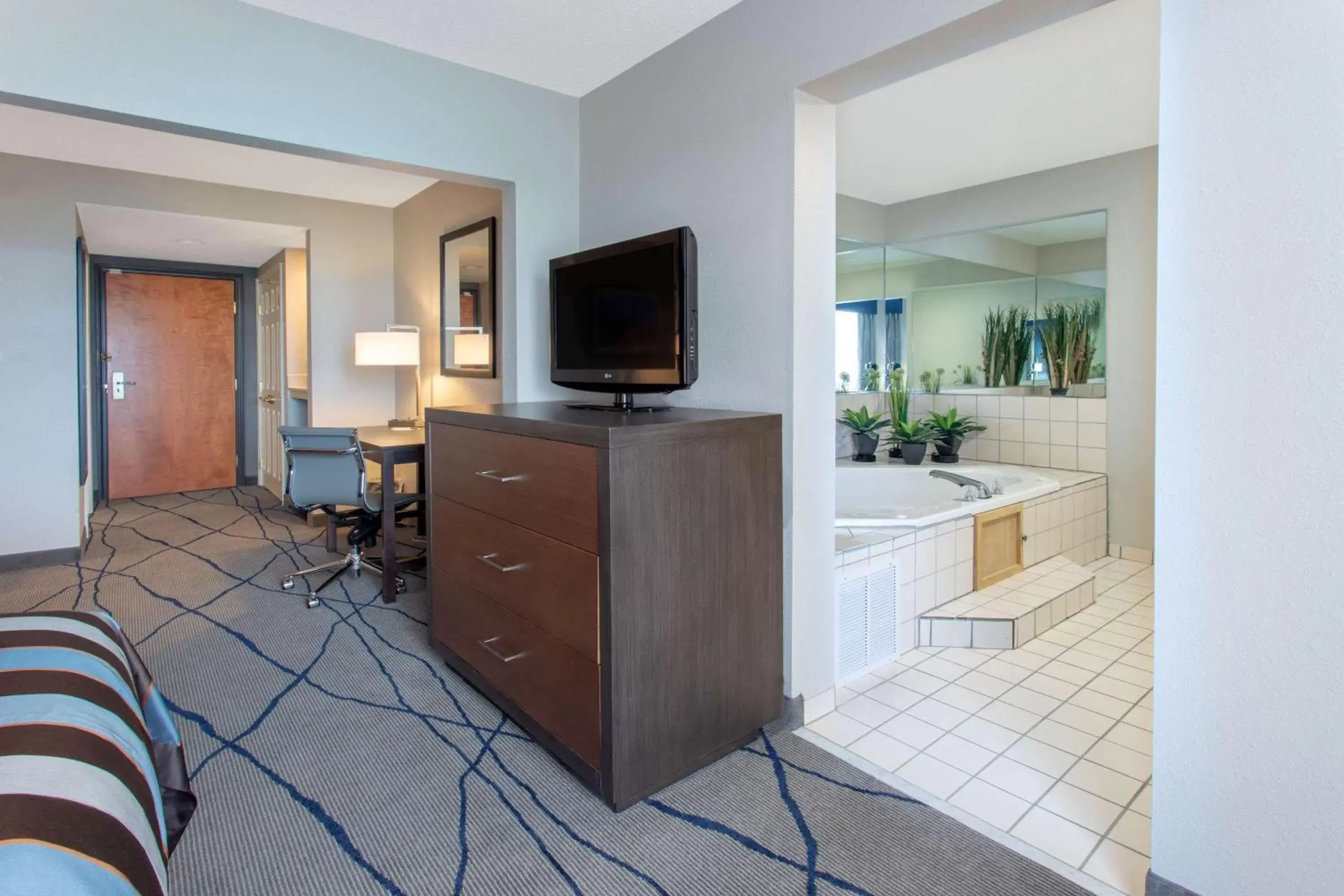 Photo of the whole room, TV/Entertainment Center in Wingate by Wyndham Indianapolis Airport Plainfield