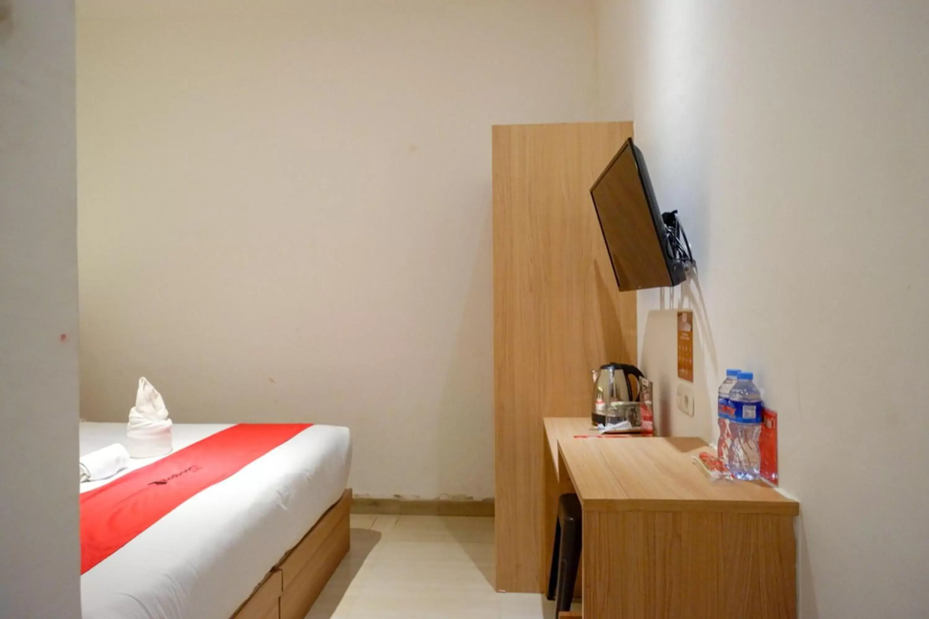 Bedroom, Bed in RedDoorz Plus @ Losari Makassar