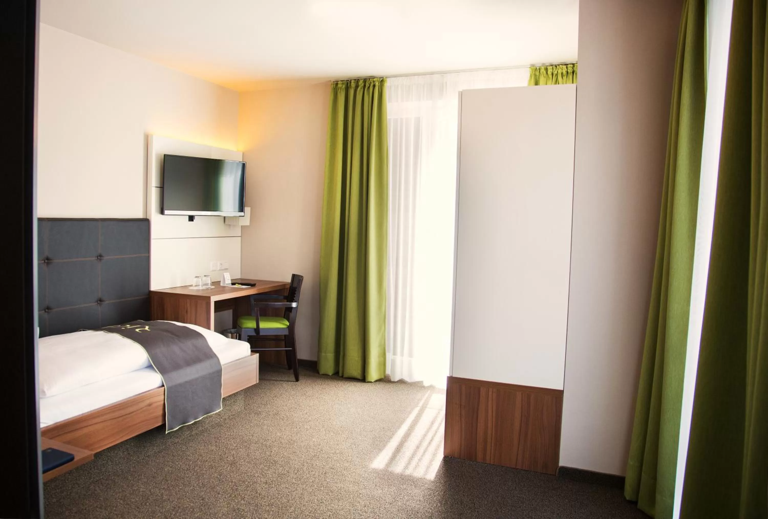 Day, Bed in RiKu HOTEL Weißenhorn