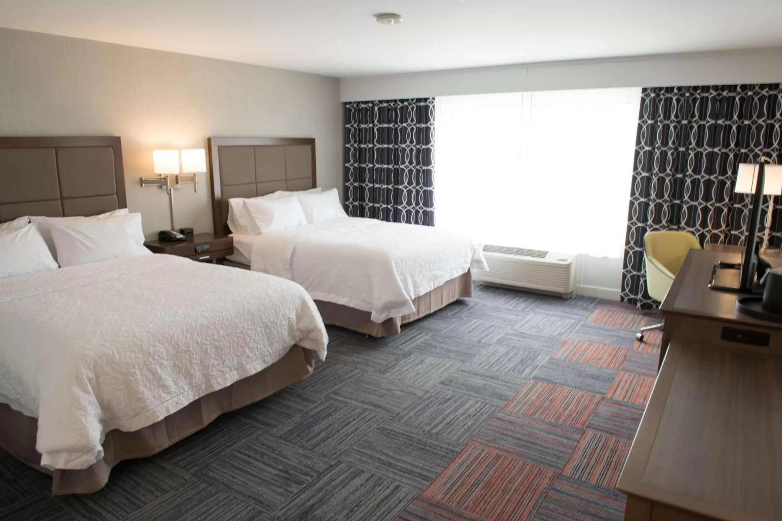 Bedroom, Bed in Hampton Inn & Suites Bay City