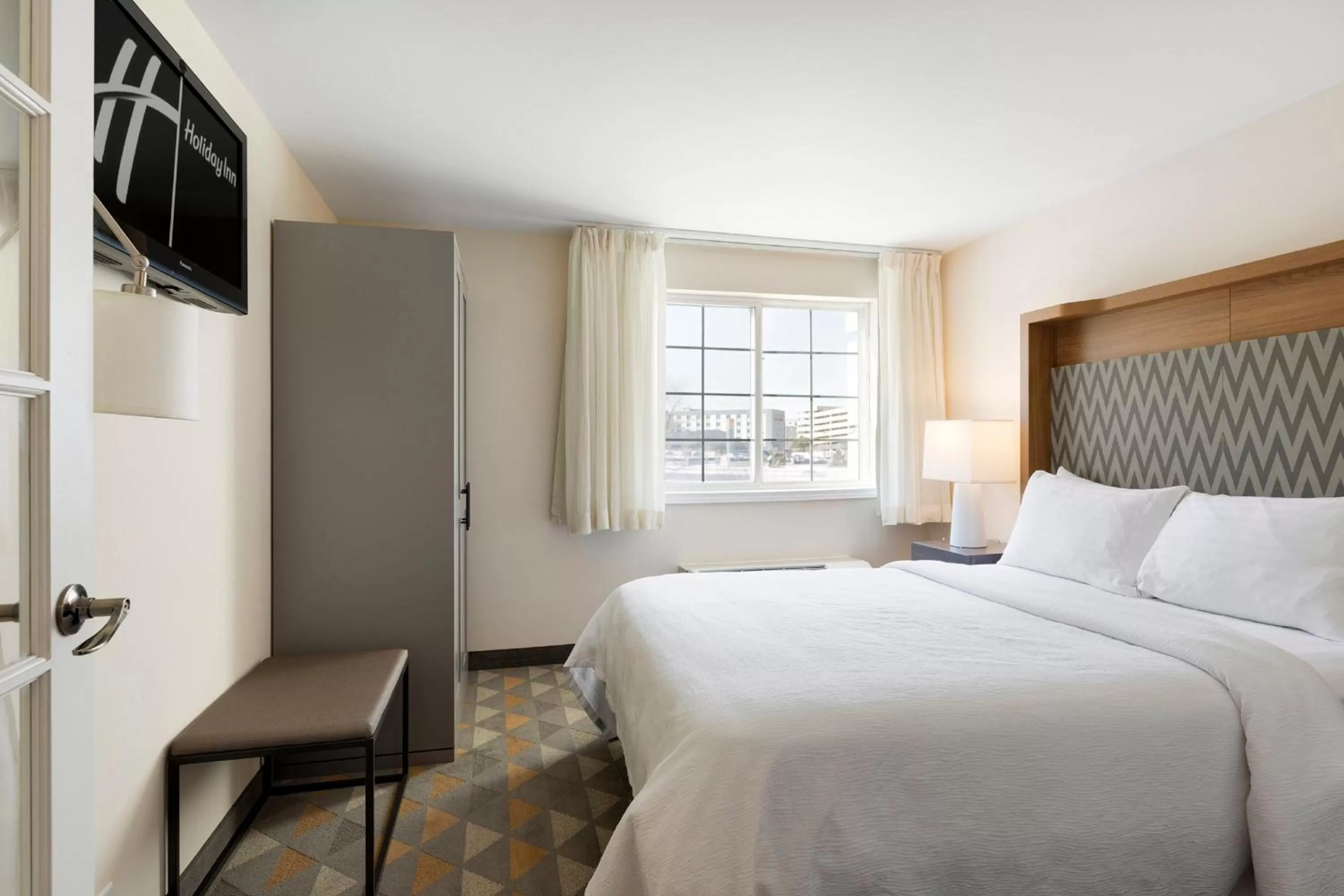 Photo of the whole room, Bed in Holiday Inn - Bloomington W MSP Airport Area by IHG