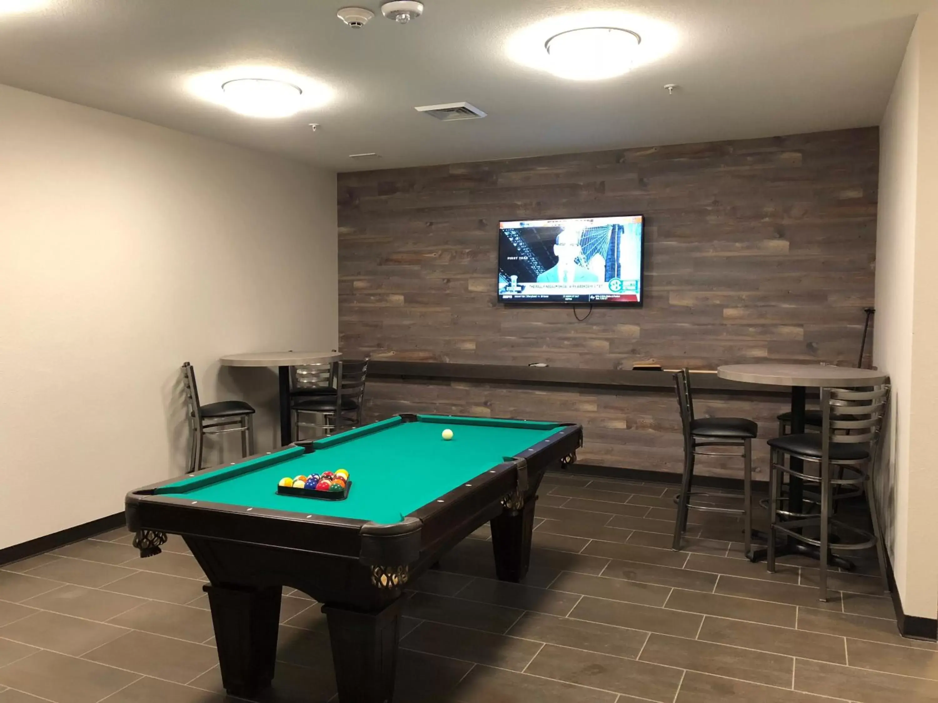 Communal lounge/ TV room, Billiards in Legacy Suites Donaldsonville