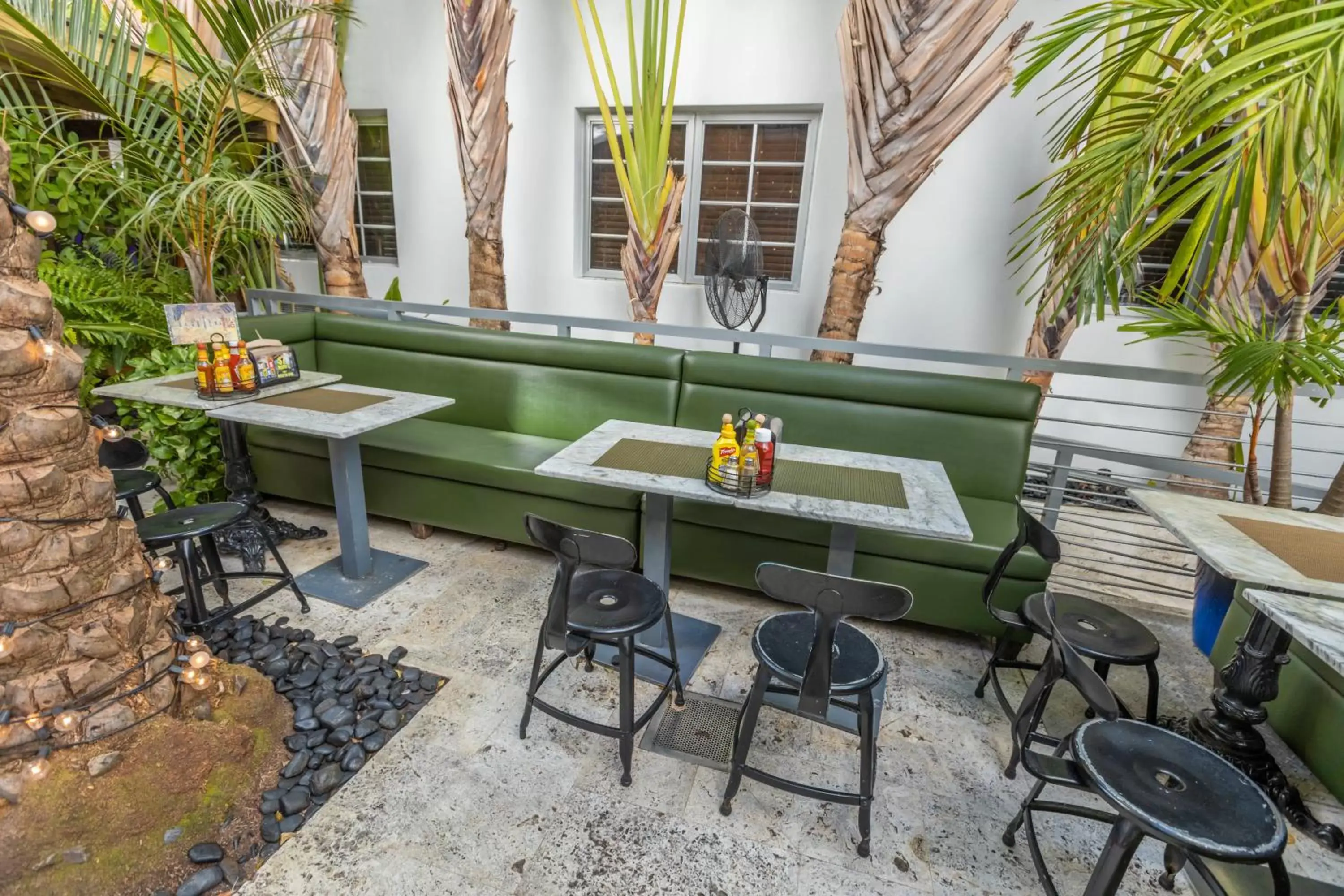Restaurant/places to eat, Patio/Outdoor Area in Riviera Suites