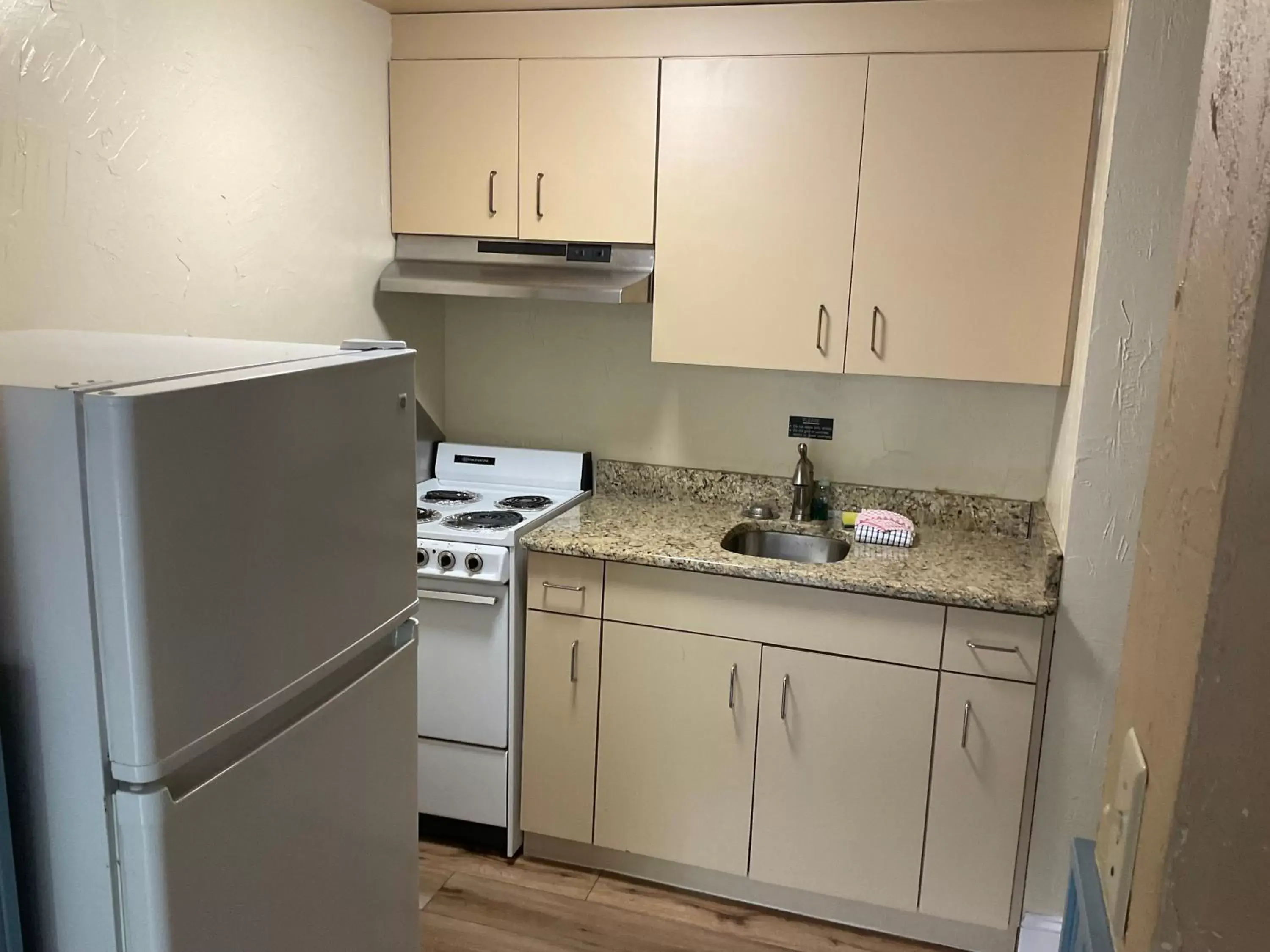 Kitchen/Kitchenette in Carr's Northside Hotel and Cottages