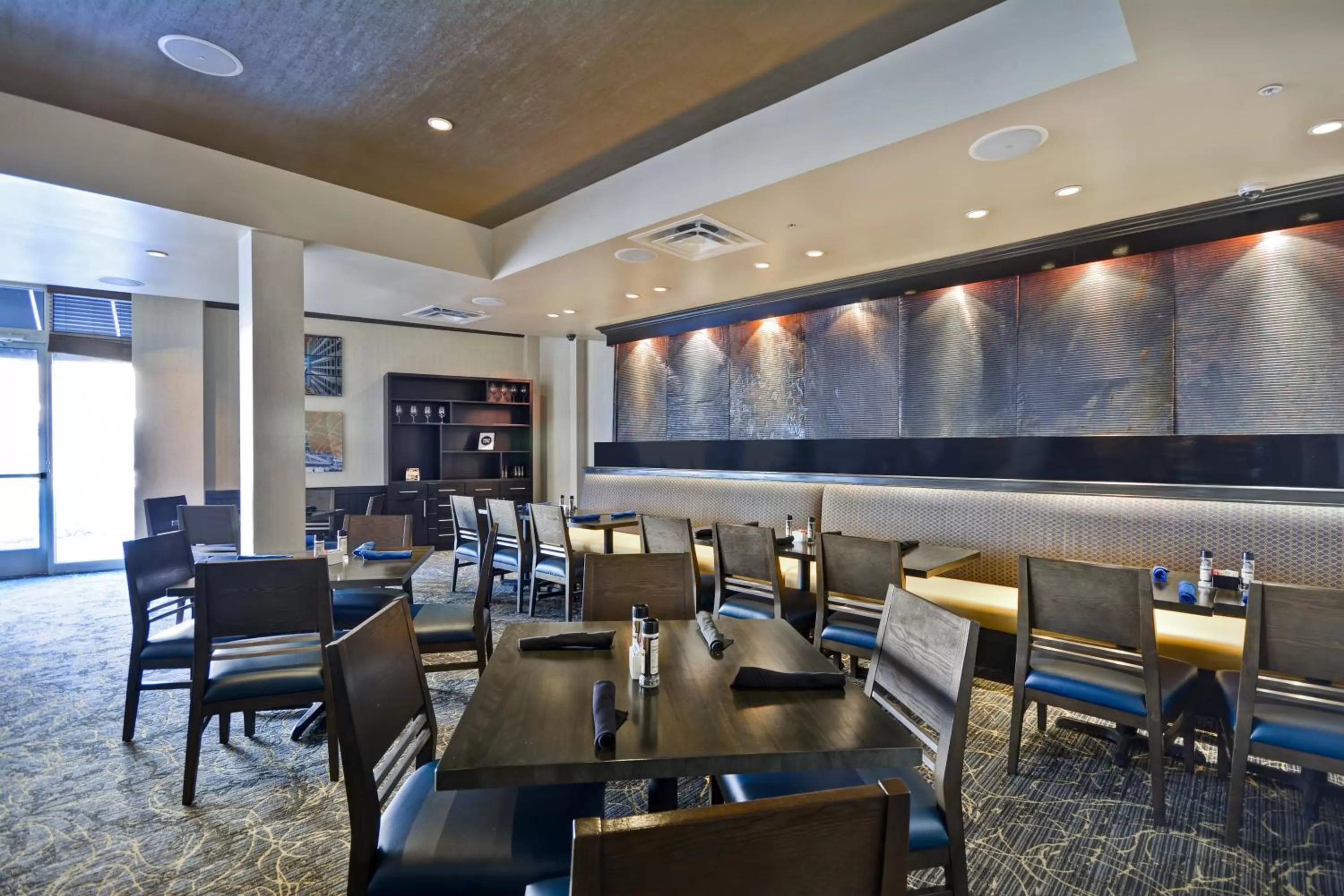 Restaurant/places to eat in Holiday Inn Detroit Metro Airport by IHG