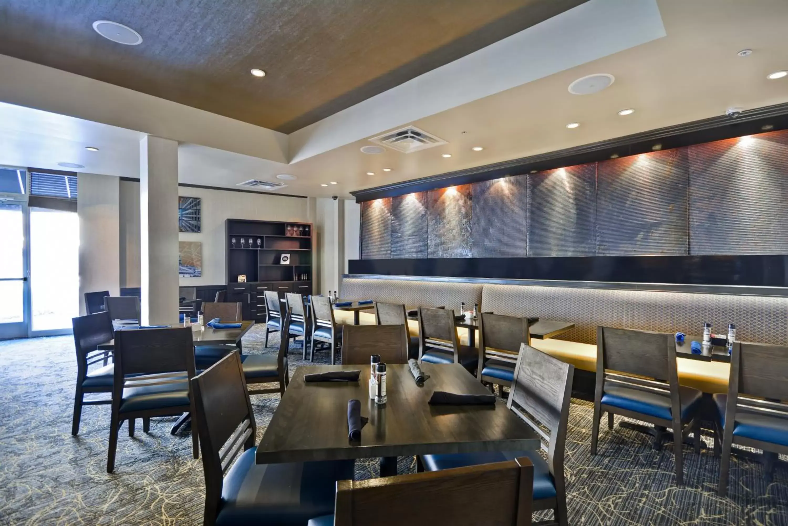 Restaurant/Places to Eat in Holiday Inn Hotel Detroit Metro Airport, an IHG Hotel