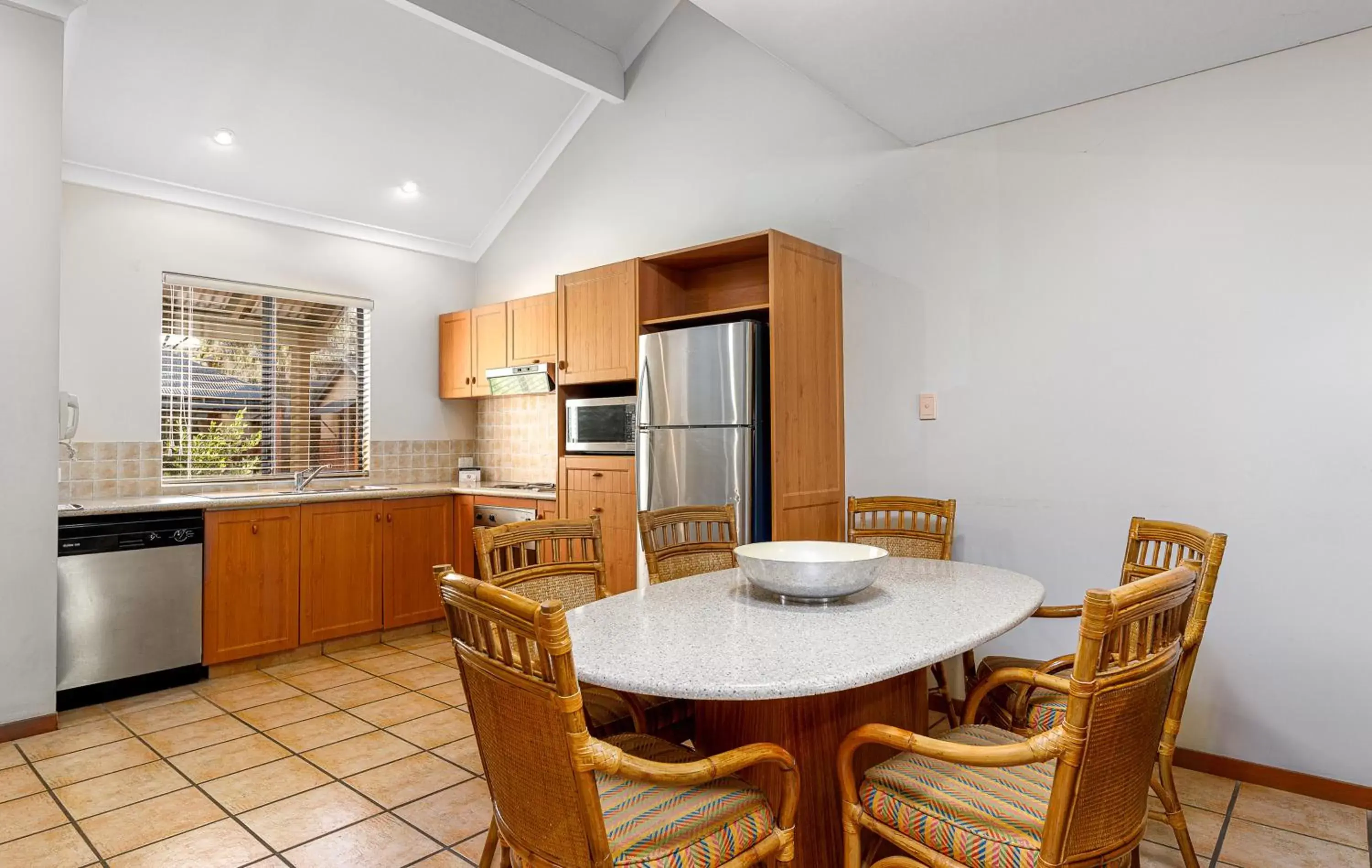 Kitchen or kitchenette, Dining Area in The Sebel Busselton