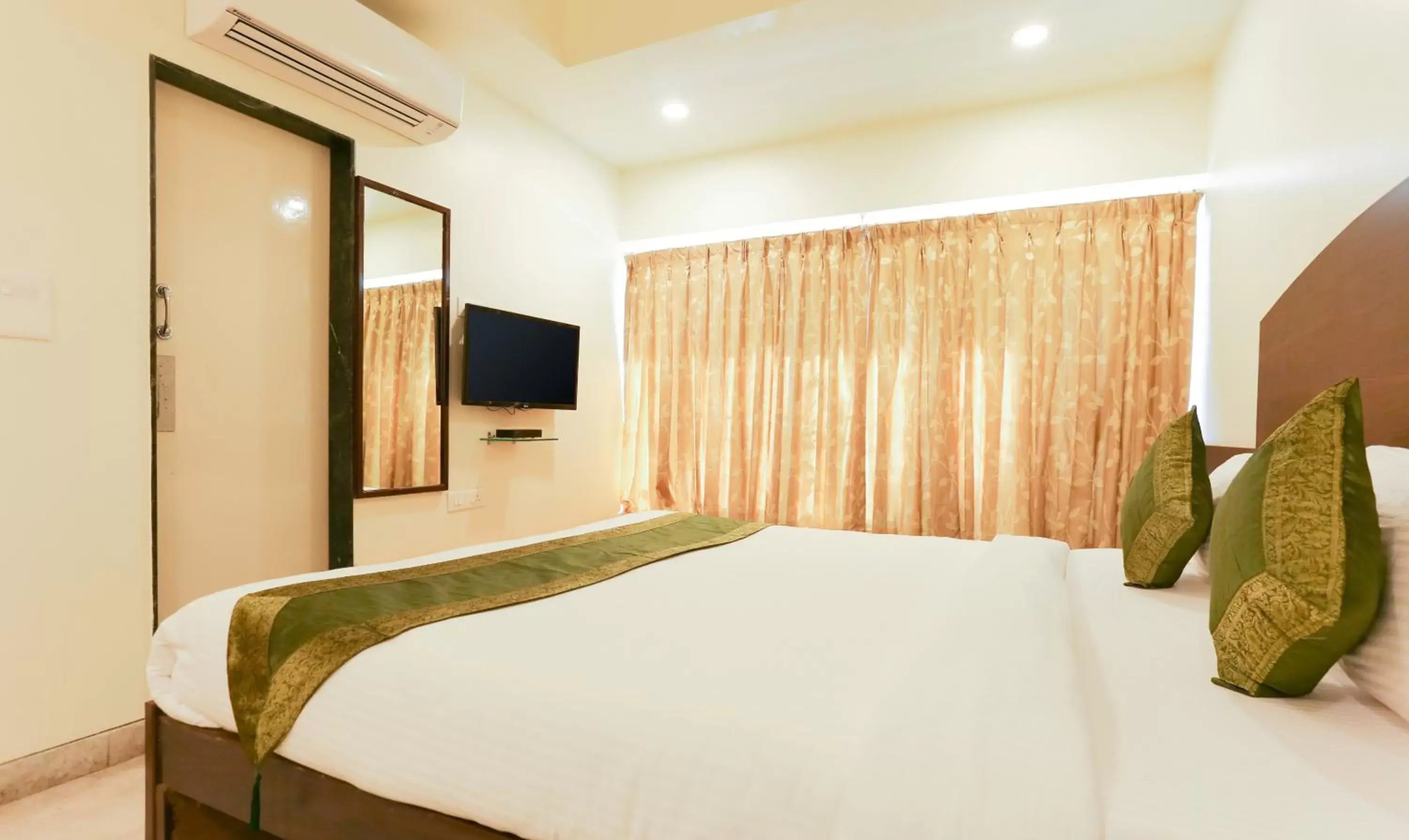 TV and multimedia, Bed in Itsy Hotels Hill View Ex TV and multimedia, Bed in Itsy Hotels Hill View Ex