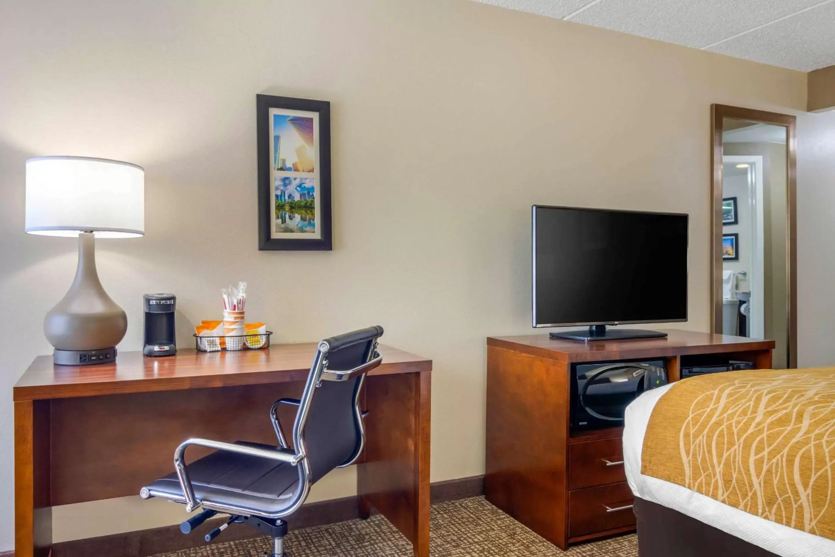 Photo of the whole room, TV/Entertainment Center in Comfort Inn Atlanta Airport