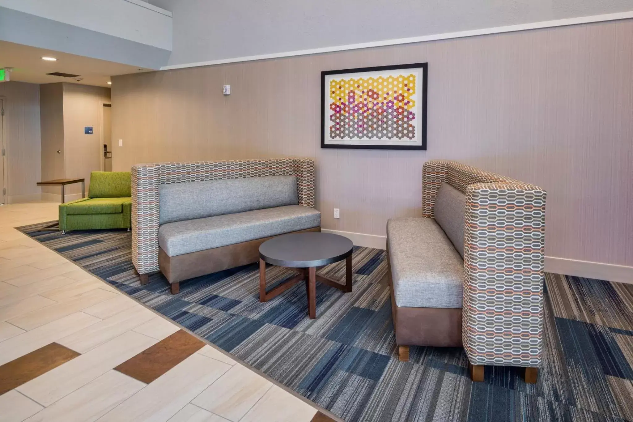Lobby or reception, Seating Area in Holiday Inn Express - Sunnyvale - Silicon Valley, an IHG Hotel