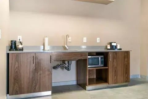 Kitchen/Kitchenette in Comfort Inn & Suites