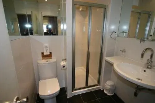 Bathroom in Grosvenor Hotel Rugby