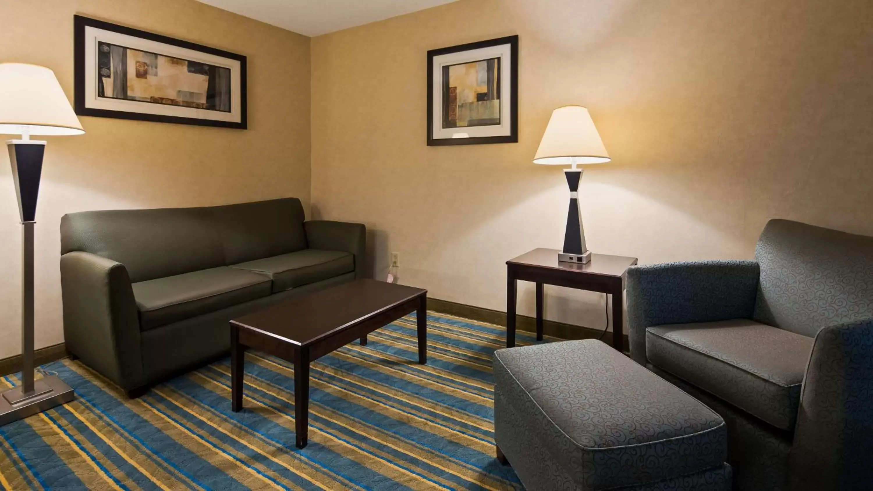Living room, Seating Area in Best Western Plus Berkshire Hills Inn & Suites