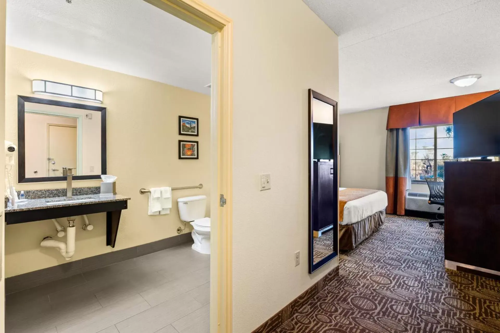 Bathroom in Comfort Inn Chandler - Phoenix South I-10