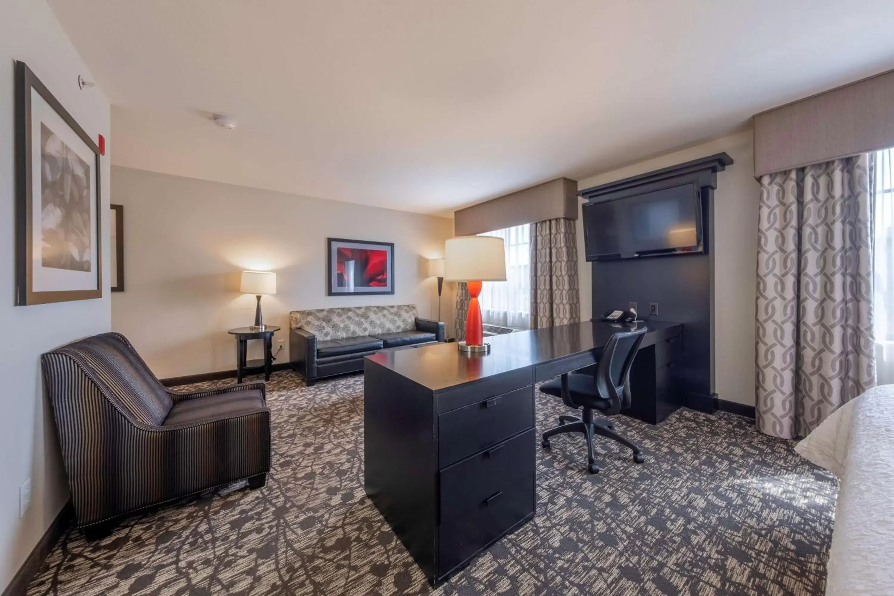 Bedroom, Seating Area in Hampton Inn & Suites DuPont