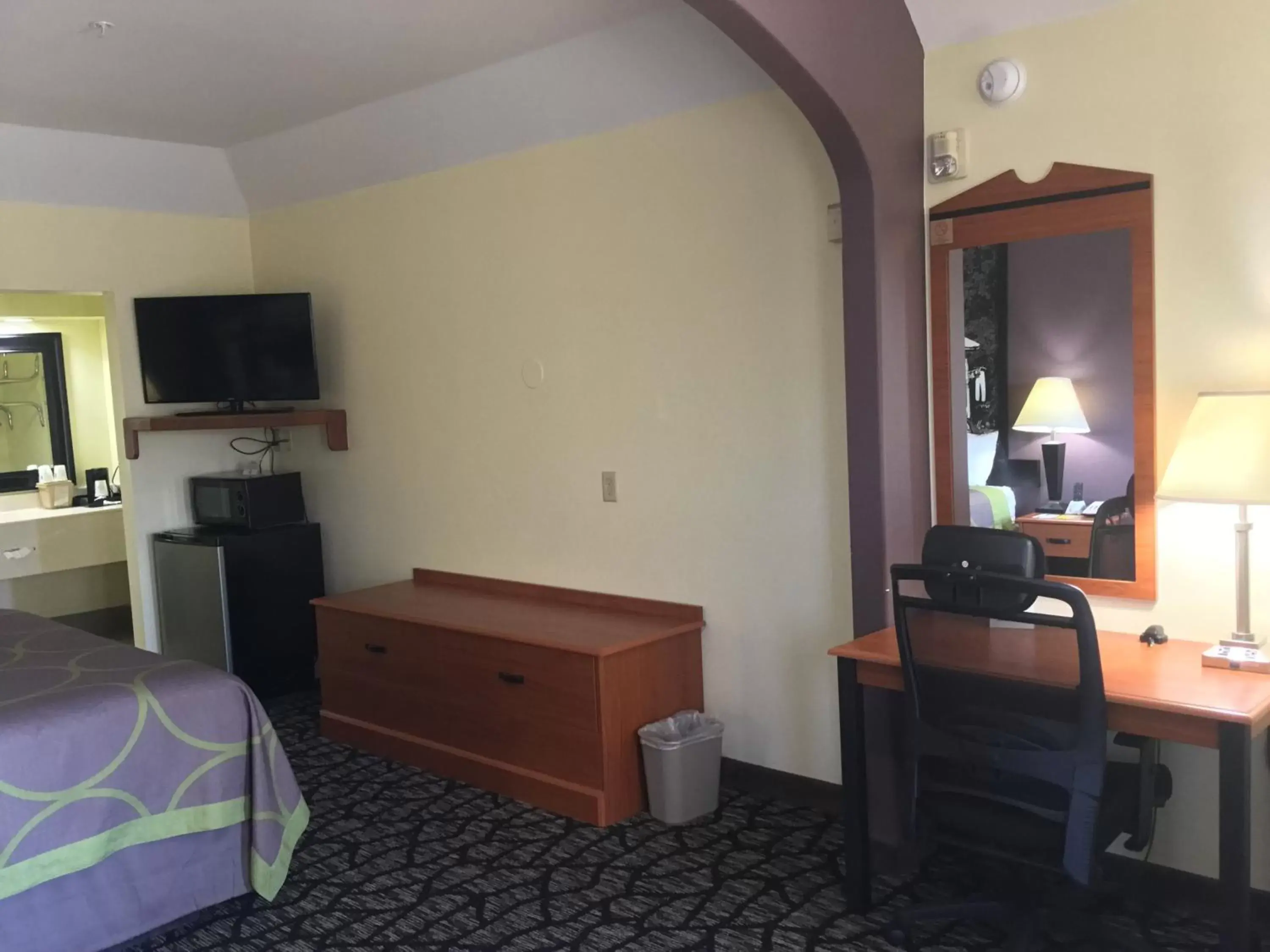 TV/Entertainment Center in Super 8 by Wyndham Fairfield Tx