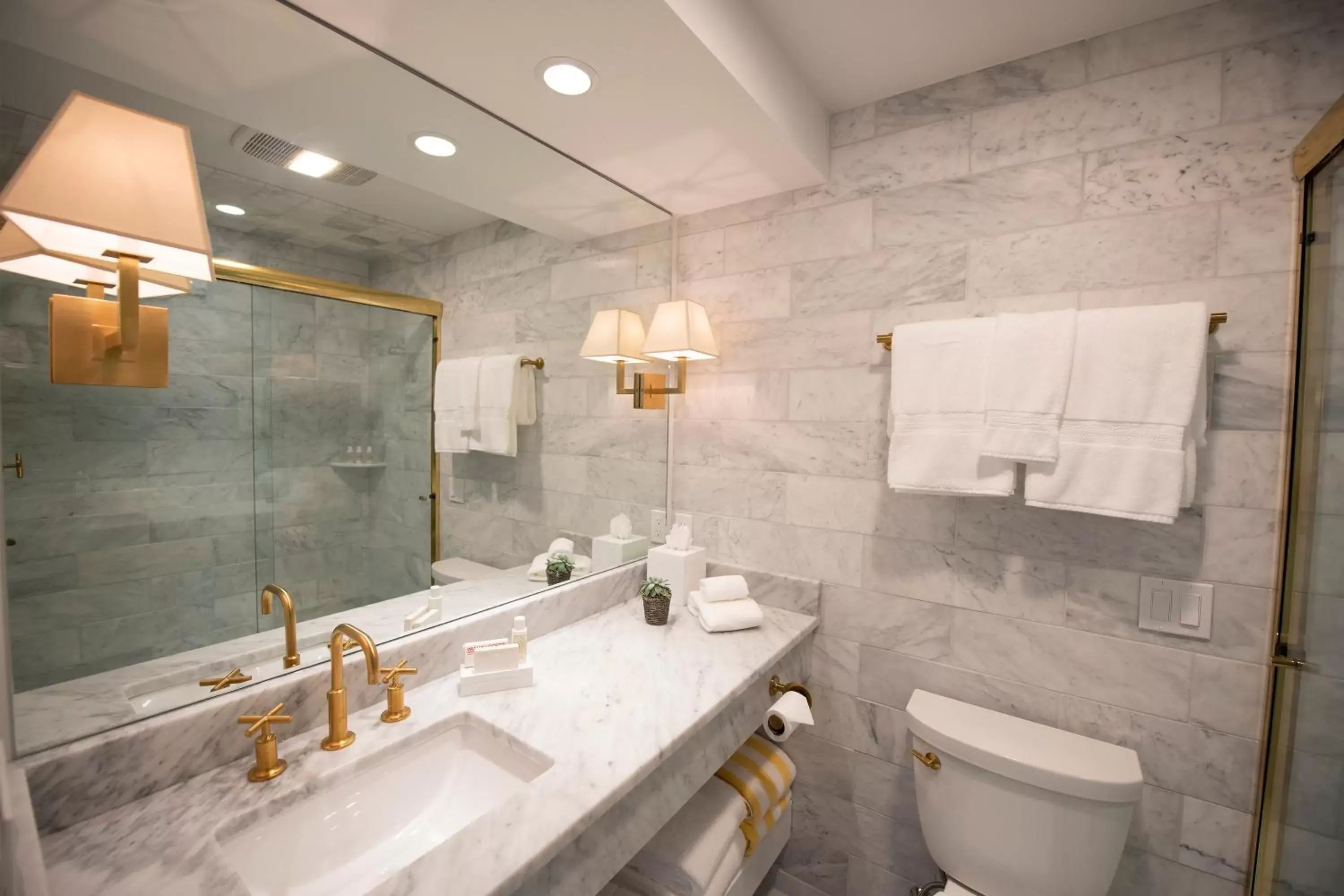 Bathroom in Yachtsman Lodge & Marina