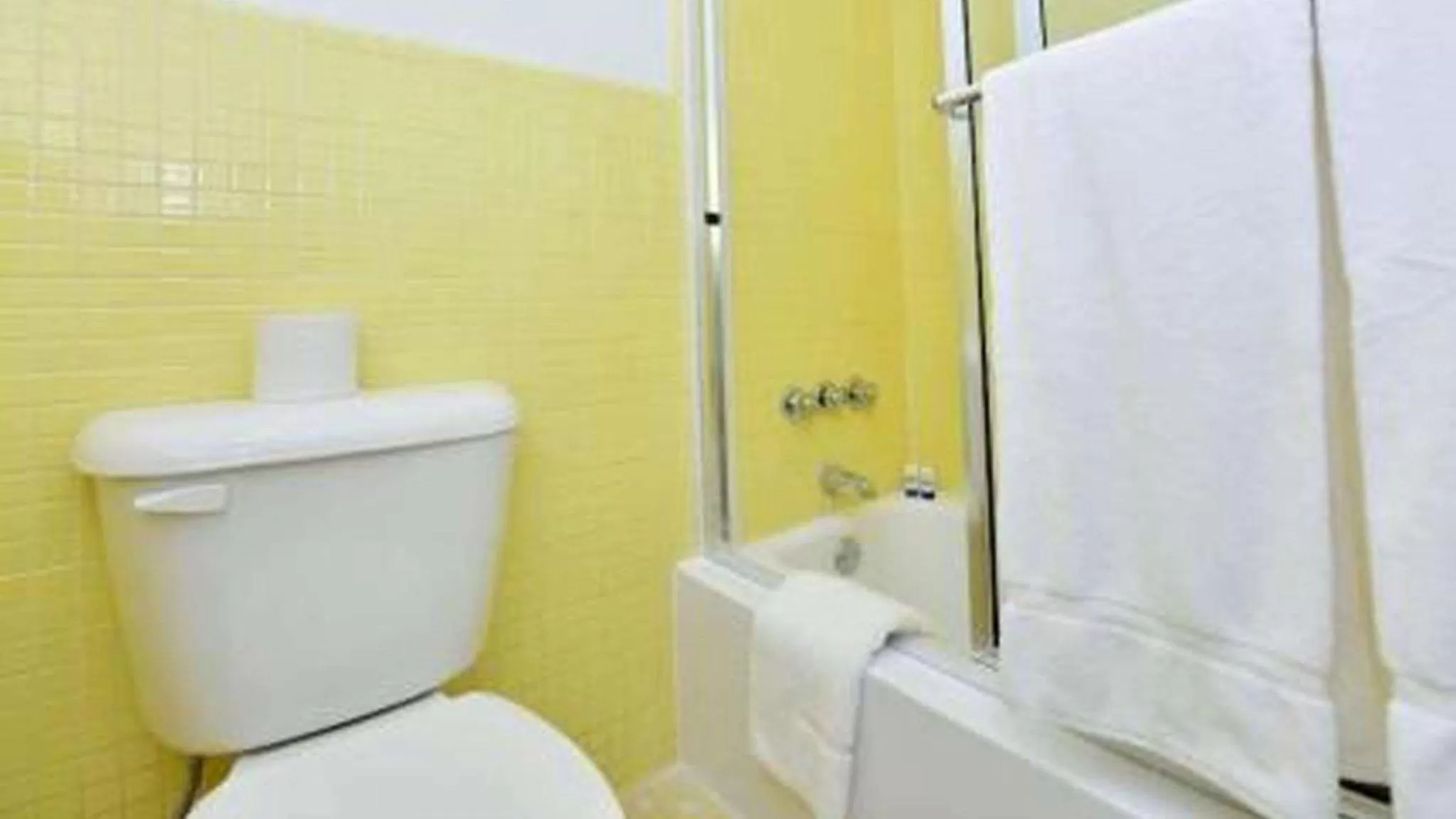 Bathroom in Sun Plaza Motel