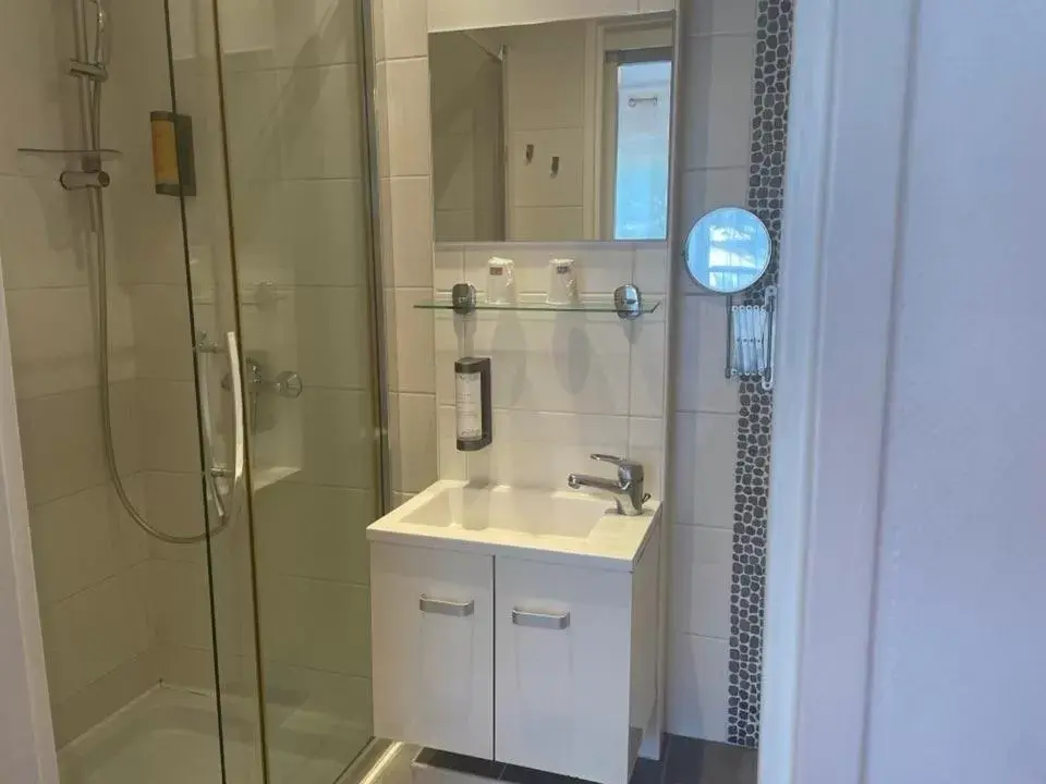 Bathroom in Hôtel Le Méditerranée
