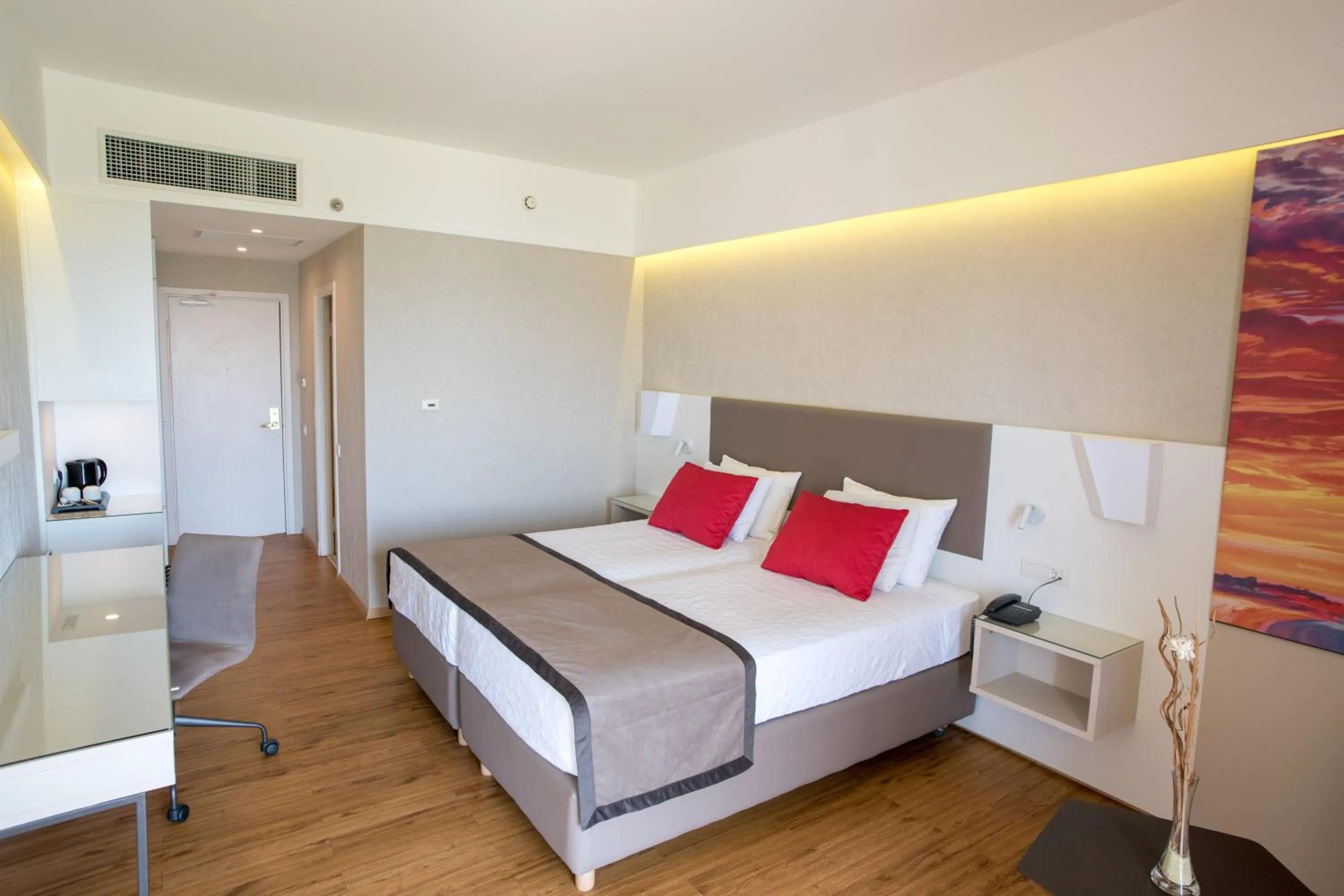 Photo of the whole room, Bed in Ramada Plaza by Wyndham Thraki