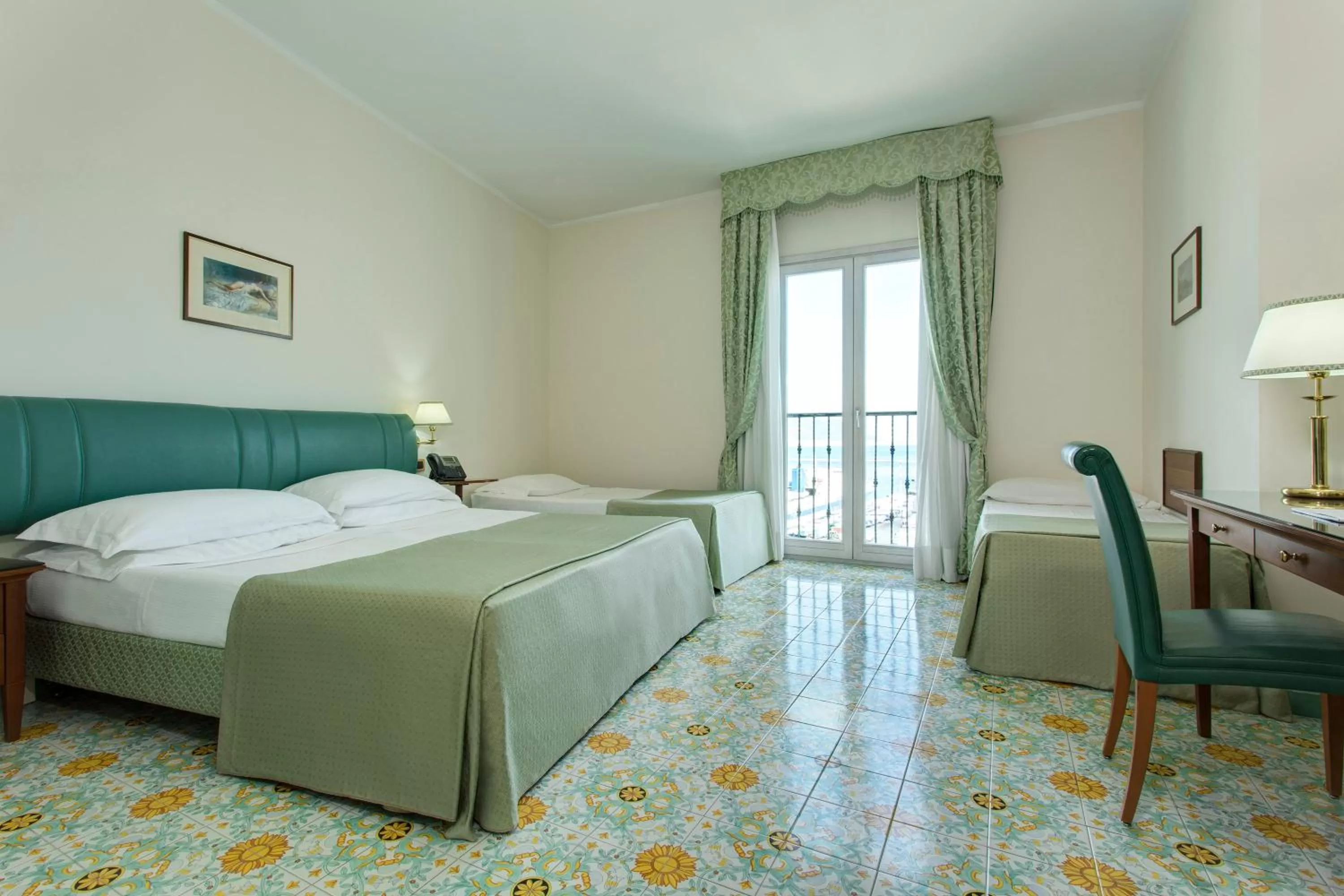 Photo of the whole room, Bed in Lloyd's Baia Hotel