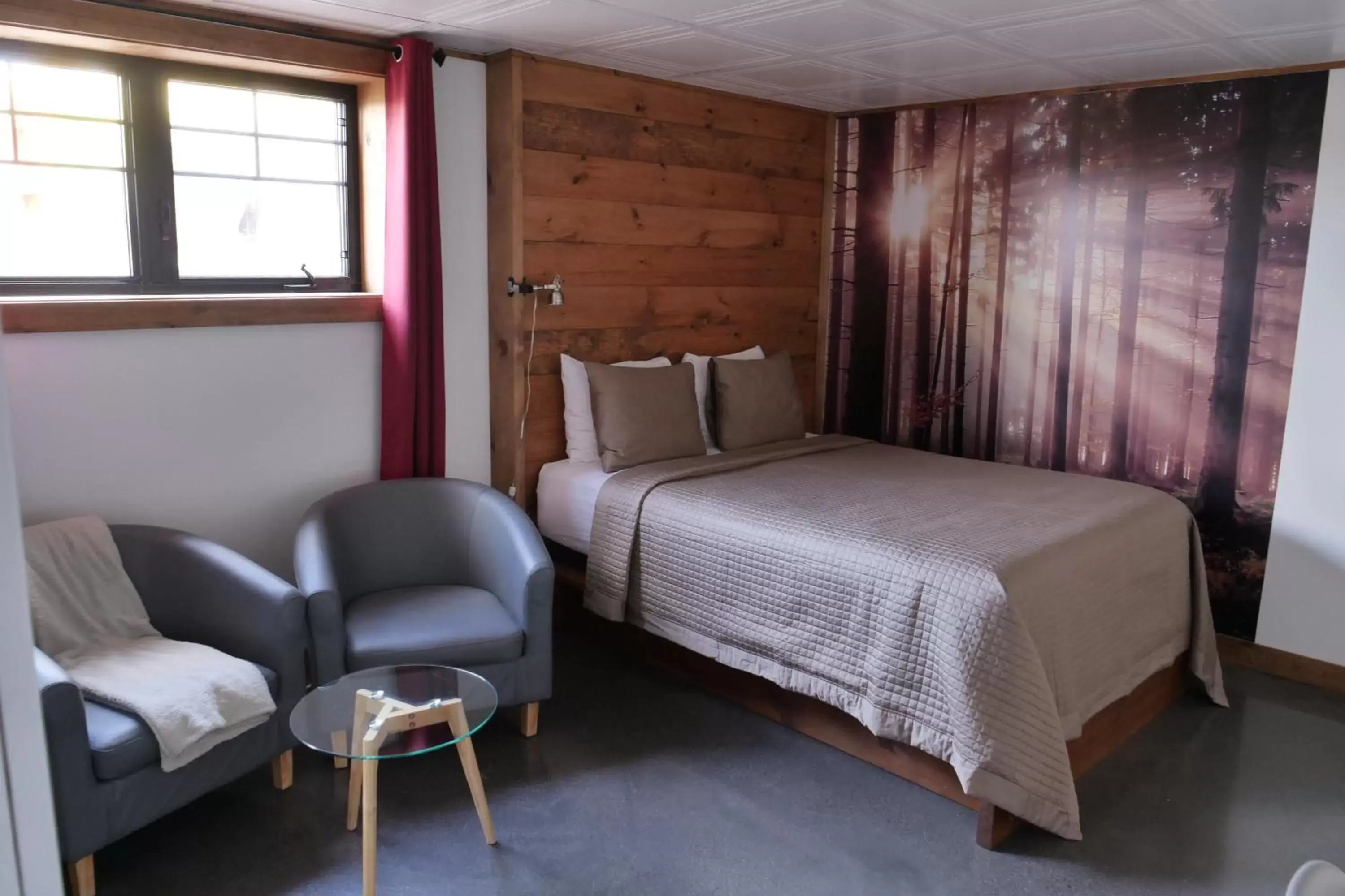 Inner courtyard view, Bed in Gîte du Haut des Arbres