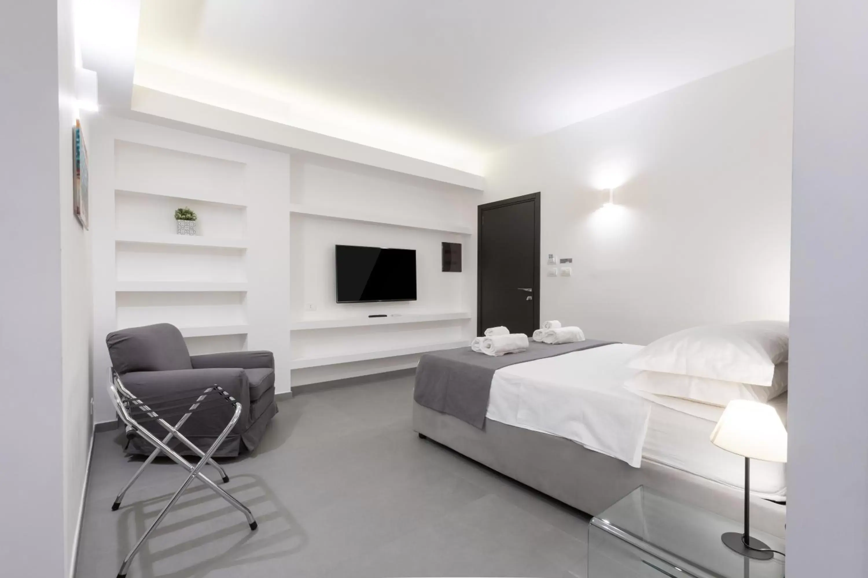 Bed, TV/Entertainment Center in Suite Palermo Apartment