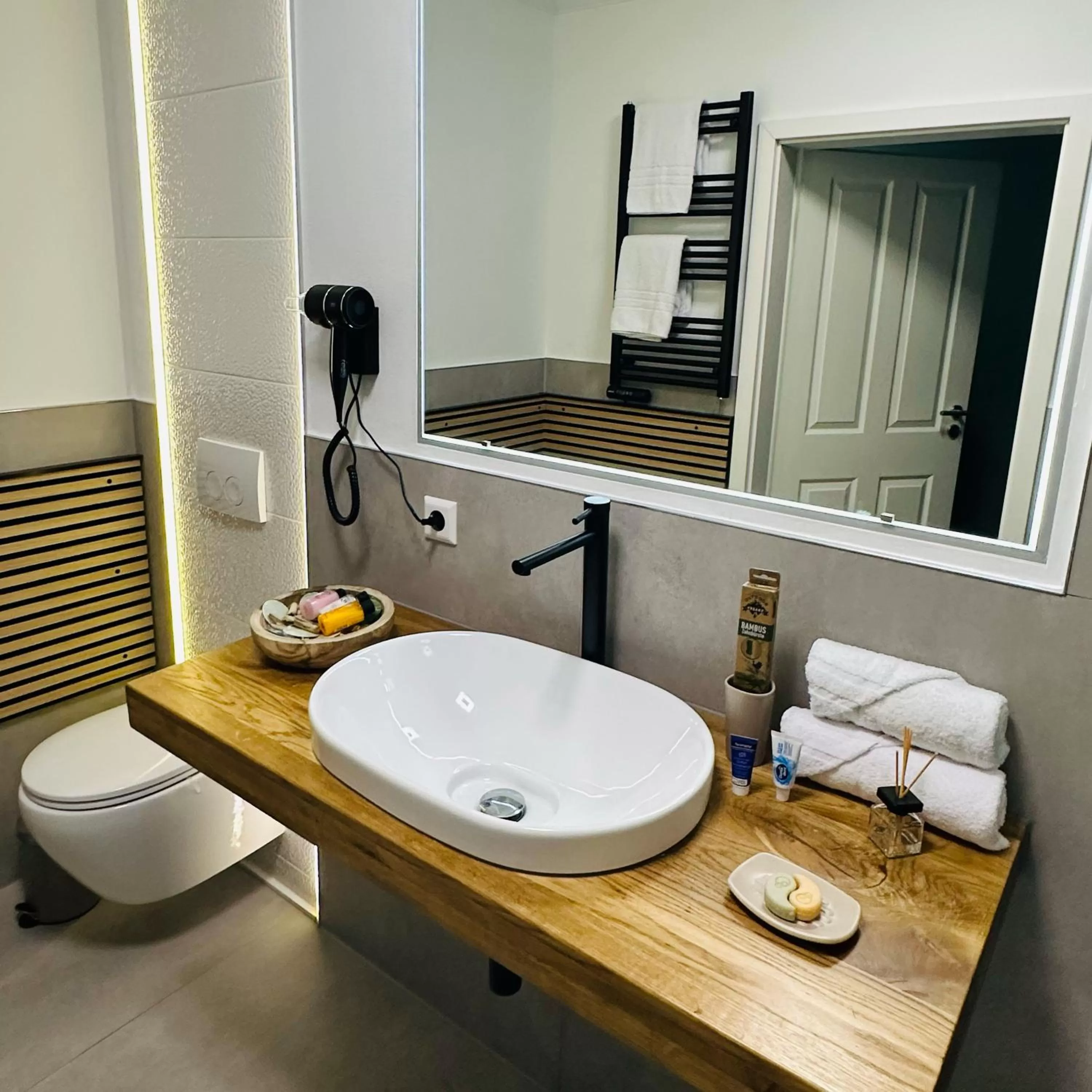 Bathroom in Hotel Residenz Luxury - Outletcity - Parken - Klima - 24h Check-In