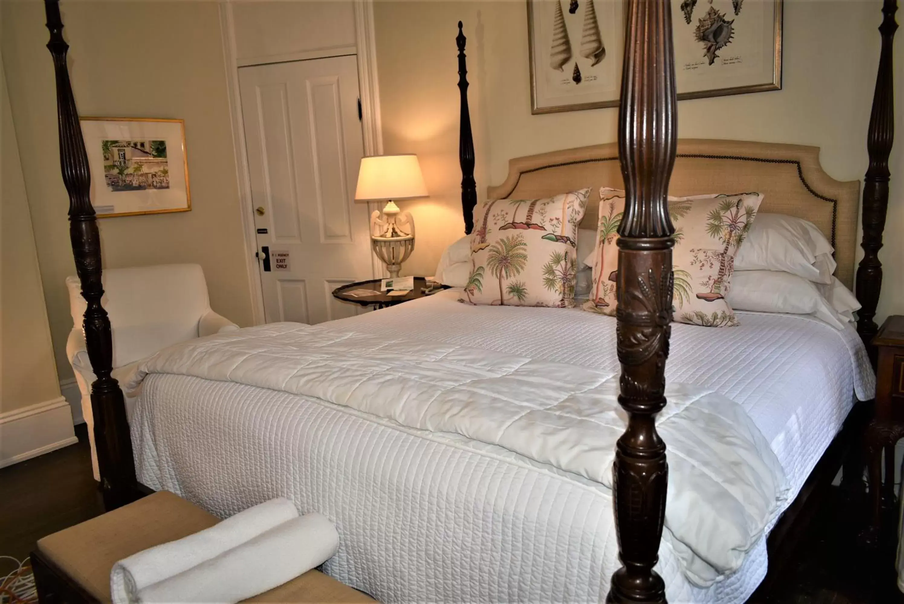 Bed in Simonton Court Historic Inn & Cottages