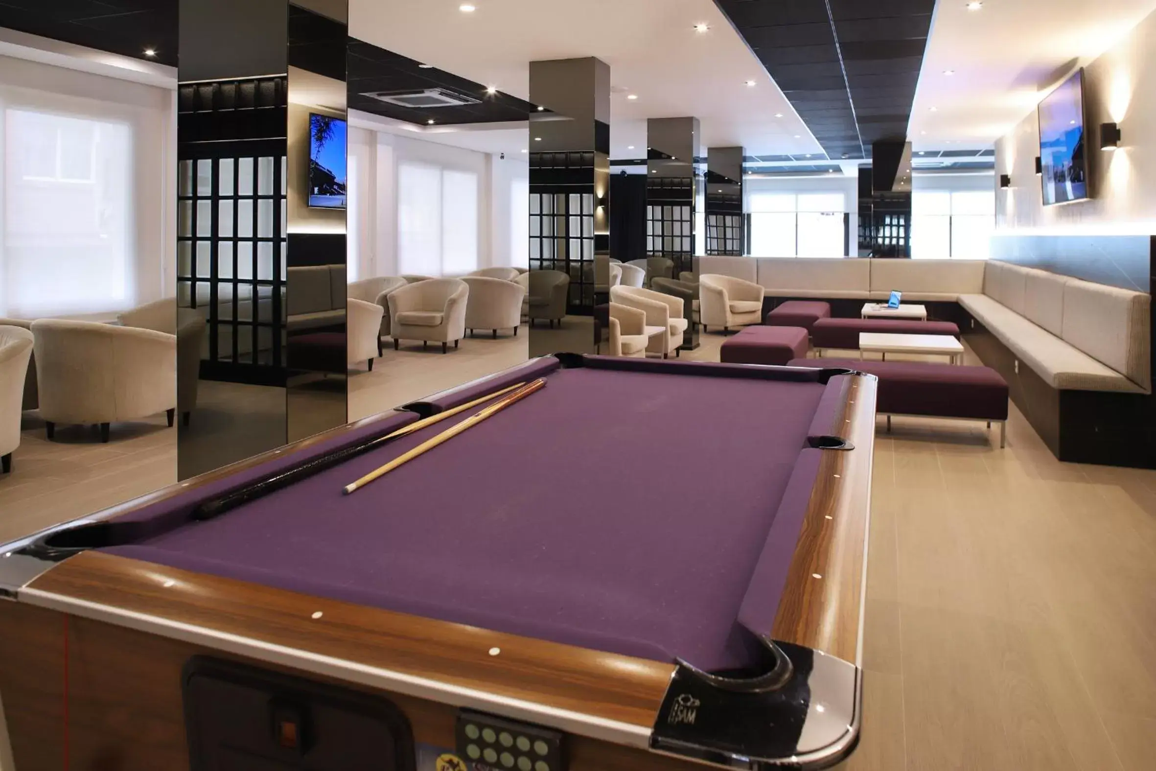 Communal lounge/ TV room, Billiards in Hotel Brasil
