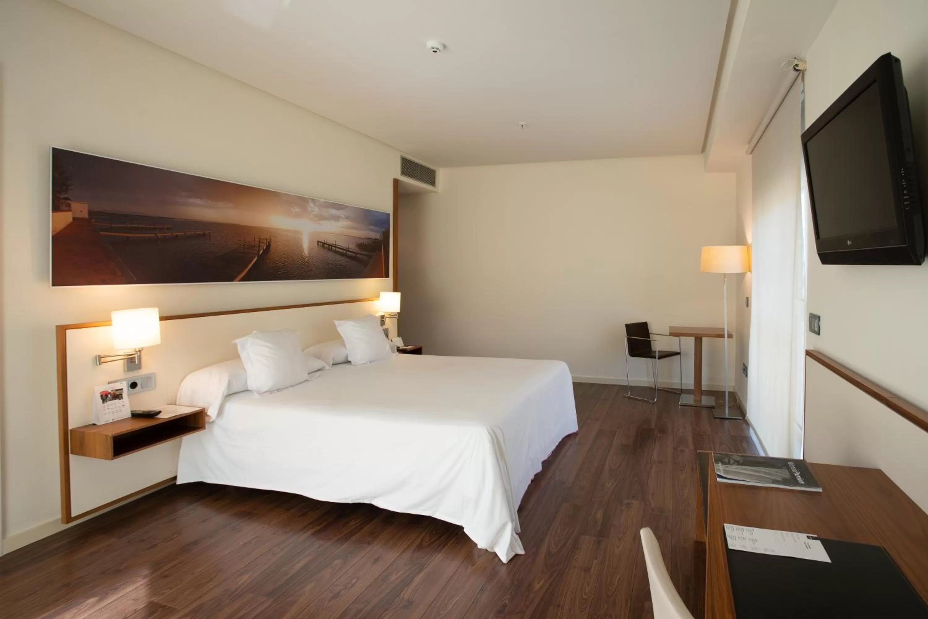 Photo of the whole room, Bed in Primus Valencia