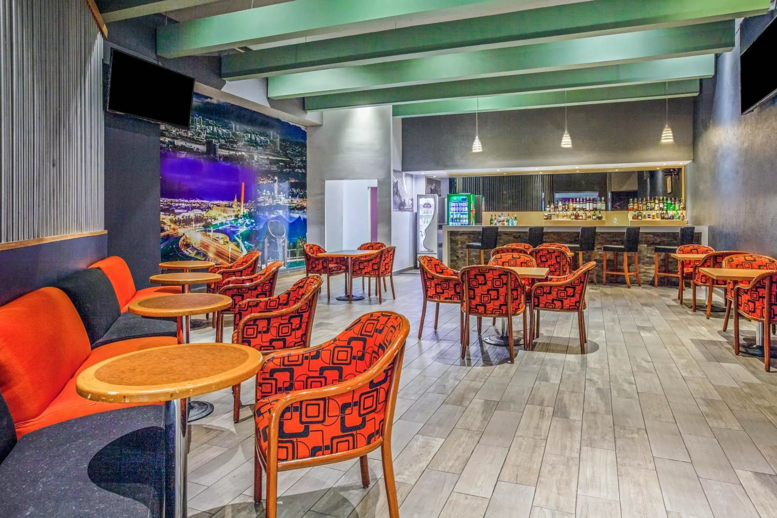 Lounge or bar, Restaurant/Places to Eat in CHN Hotel Monterrey Centro, Trademark Collection by Wyndham
