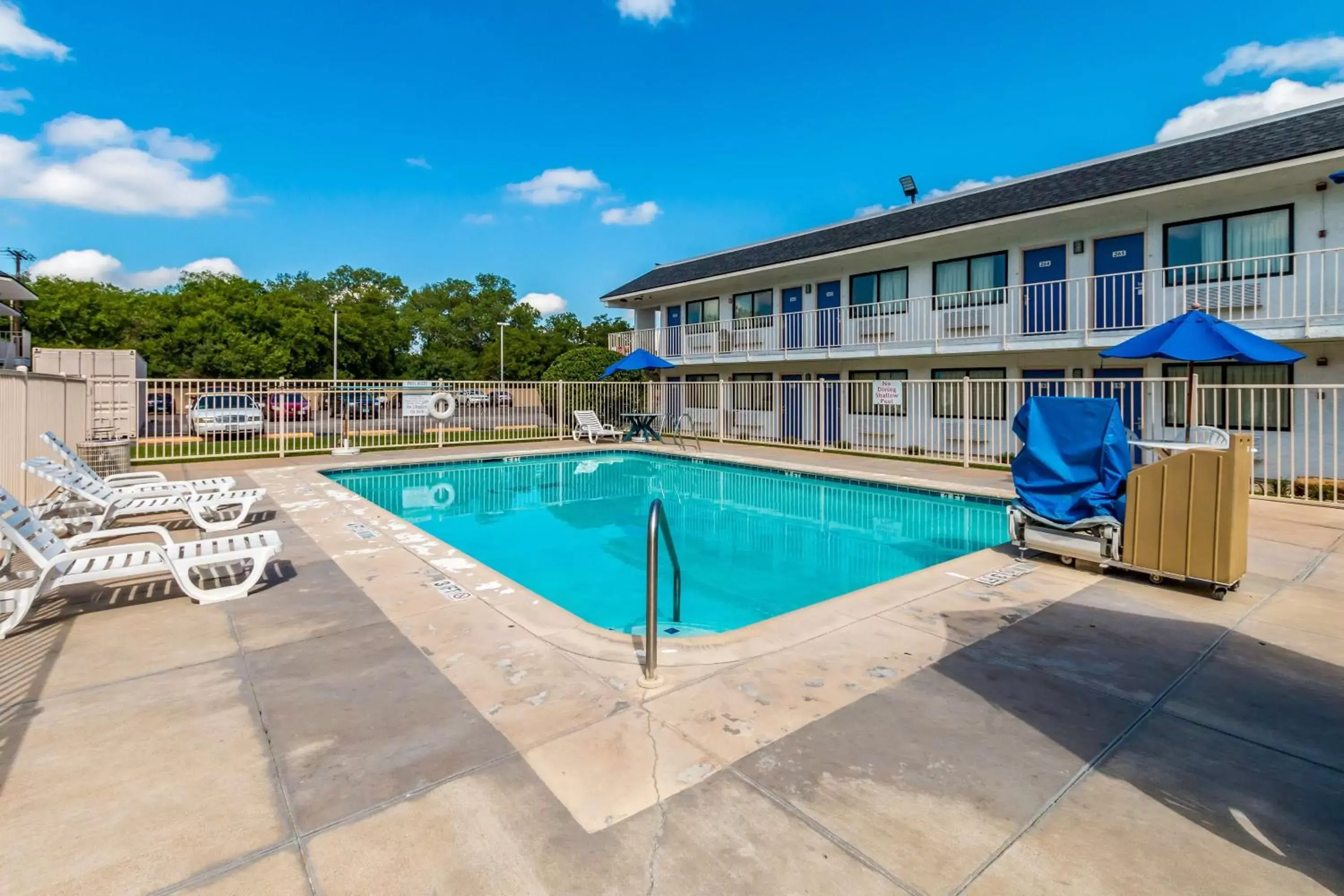 Pool view, Swimming Pool in Motel 6-Bellmead, TX - Waco