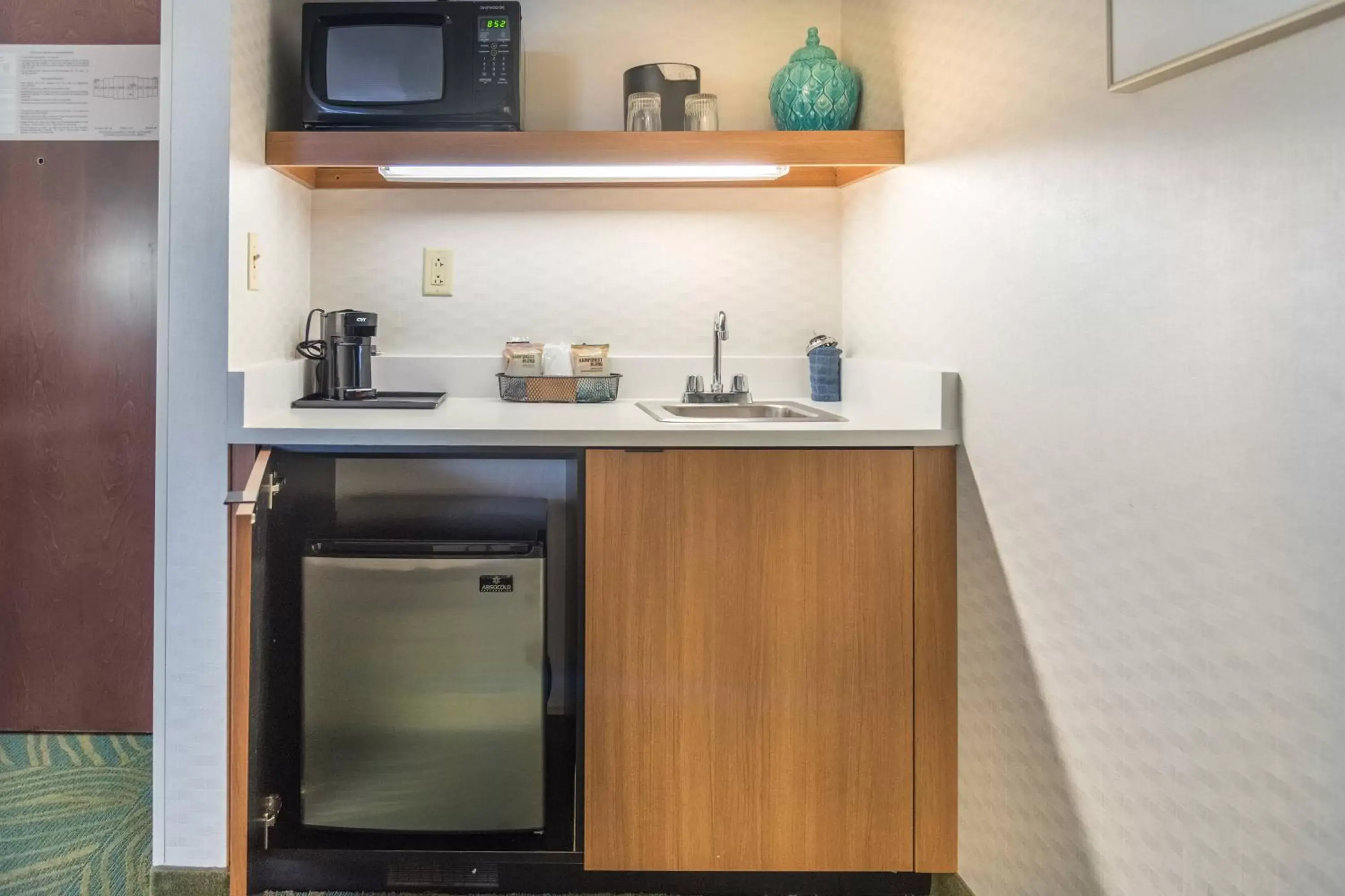 Kitchen or kitchenette, Kitchen/Kitchenette in SpringHill Suites by Marriott Chicago Southwest at Burr Ridge Hinsdale