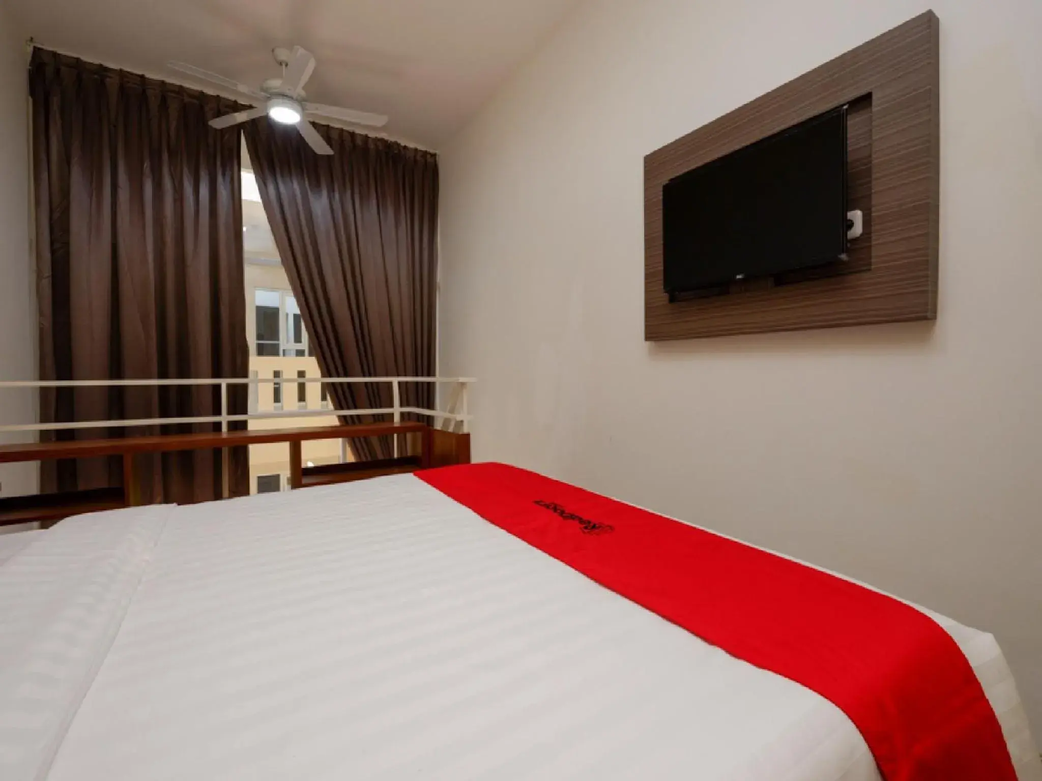 Bedroom, Bed in RedDoorz Plus near Paragon Mall Semarang