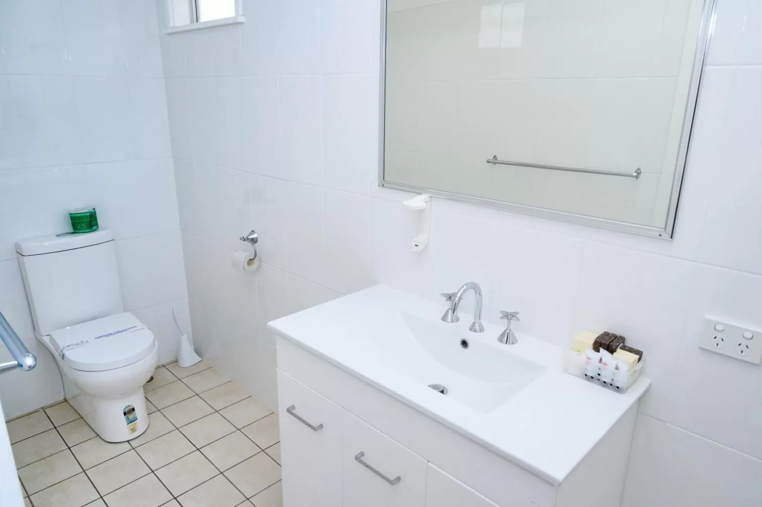 Toilet in Lithgow Motor Inn