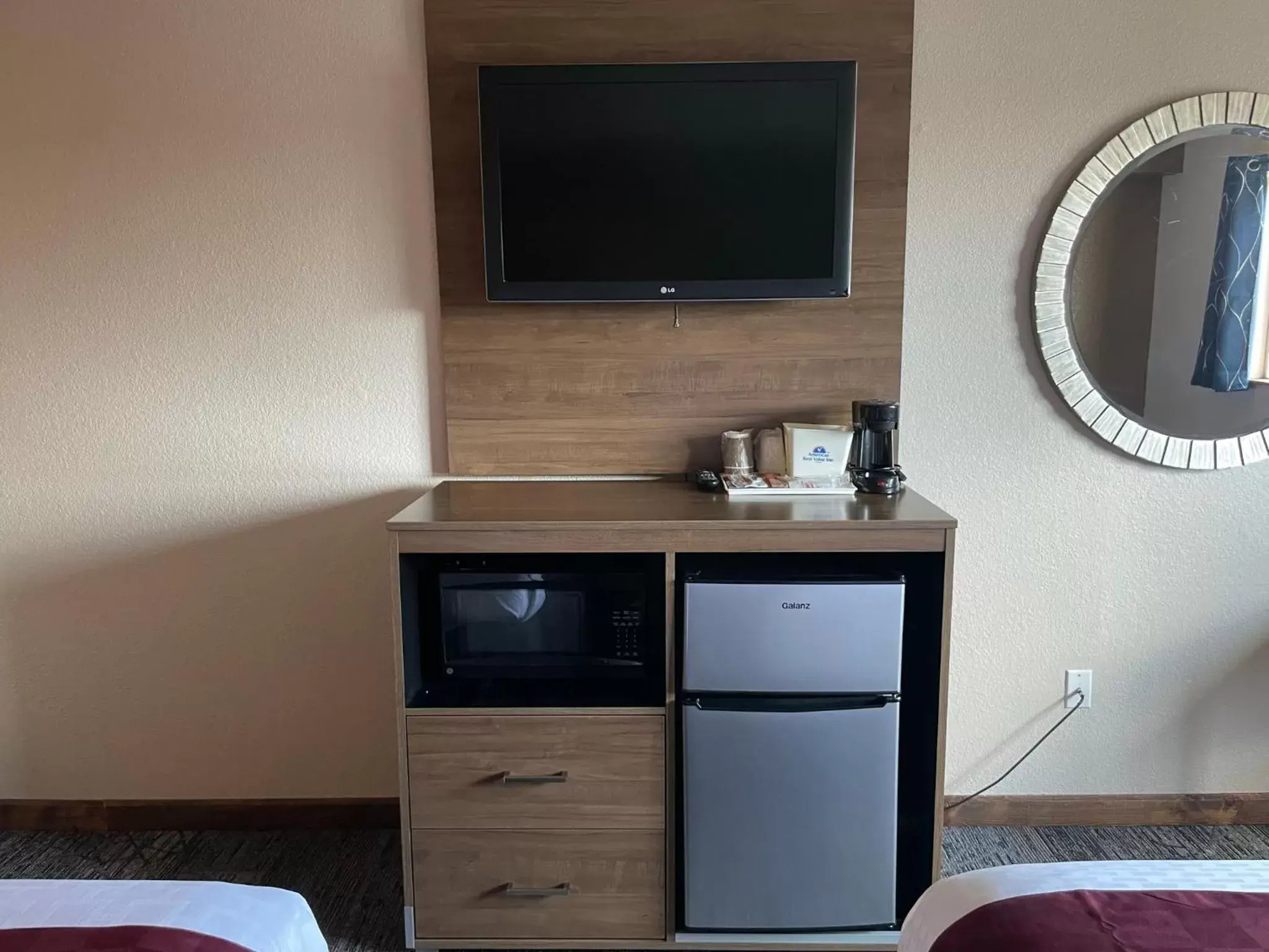 TV and multimedia, Bed in Americas Best Value Inn Lynnwood TV and multimedia, Bed in Americas Best Value Inn Lynnwood