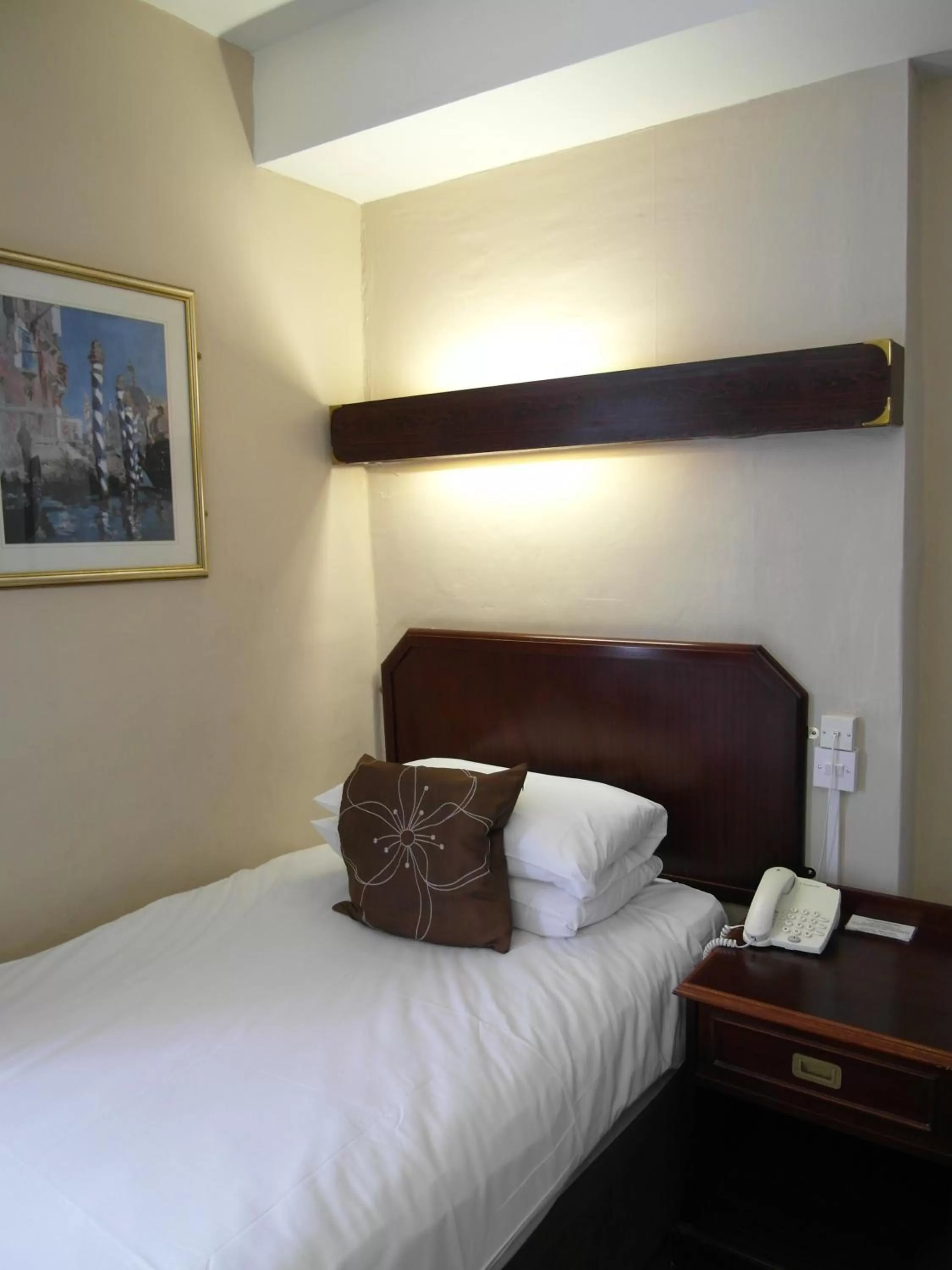 Bedroom, Bed in Best Western The George Hotel, Swaffham