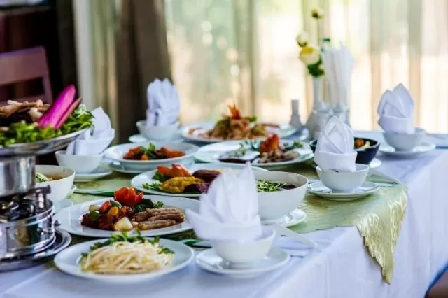 Restaurant/places to eat in River Hotel