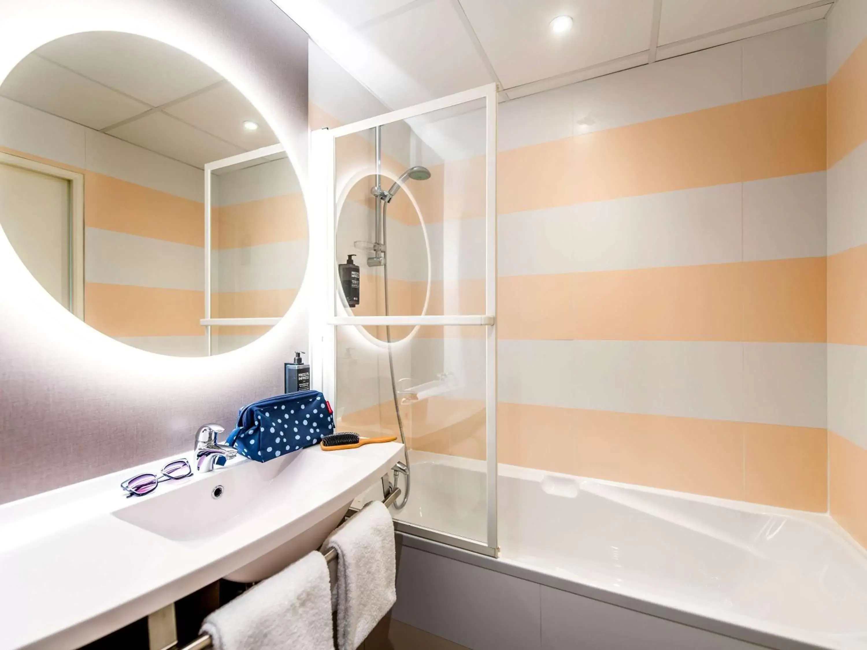 Bedroom, Bathroom in ibis Styles Rennes Cesson