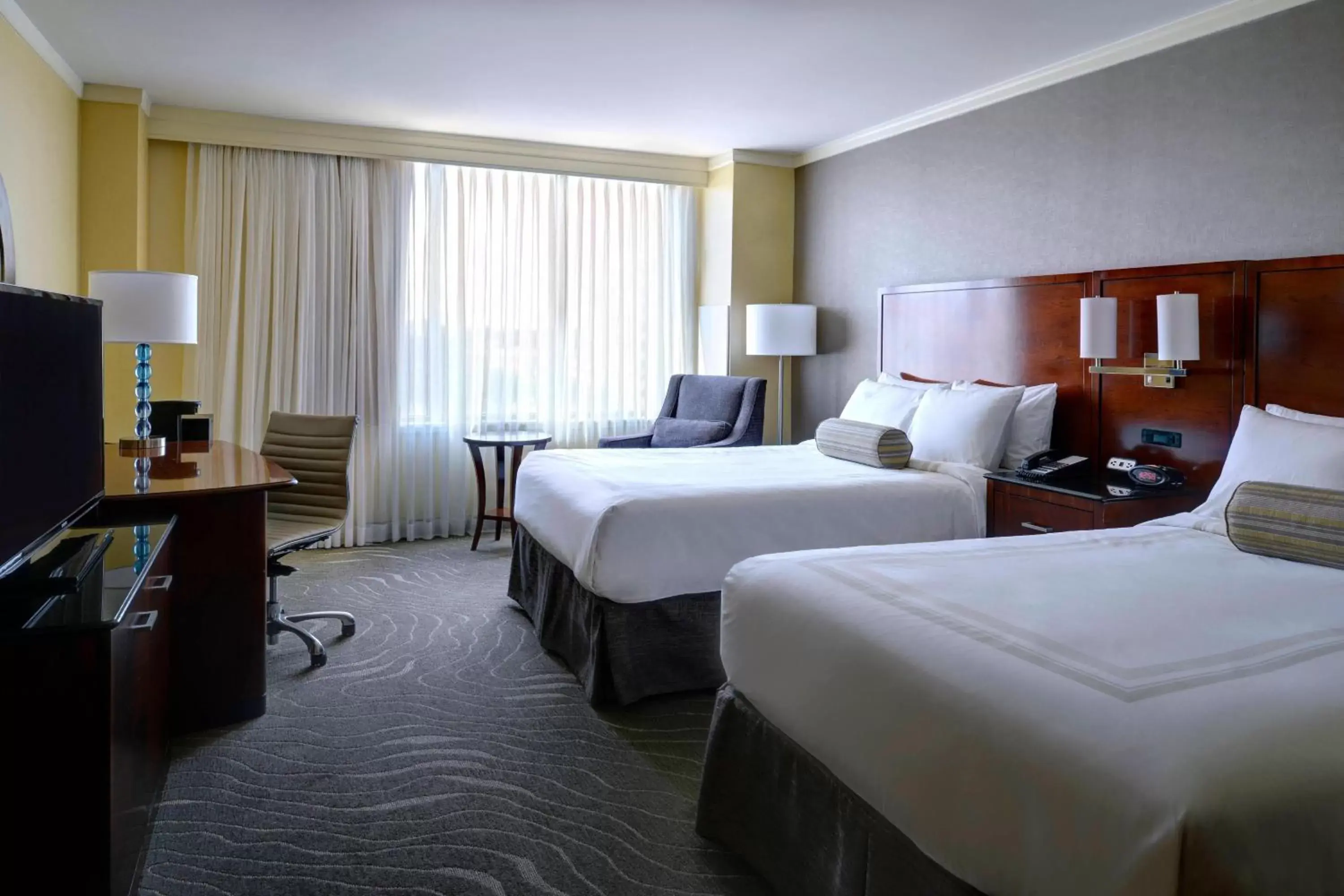 Photo of the whole room, Bed in Newport News Marriott at City Center