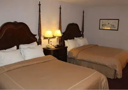 Bedroom, Bed in Crown Choice Inn & Suites Lakeview and Waterpark
