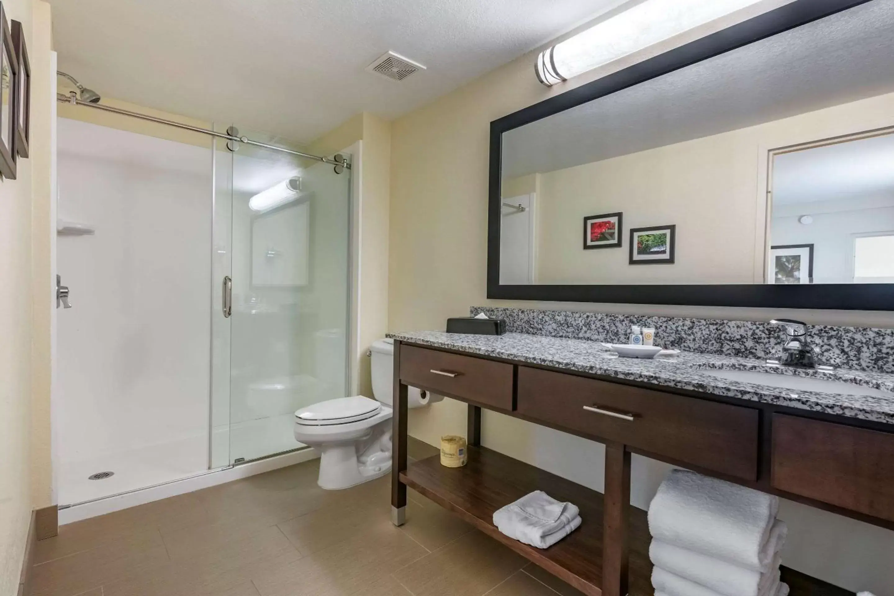 Photo of the whole room, Bathroom in Comfort Suites Maingate East