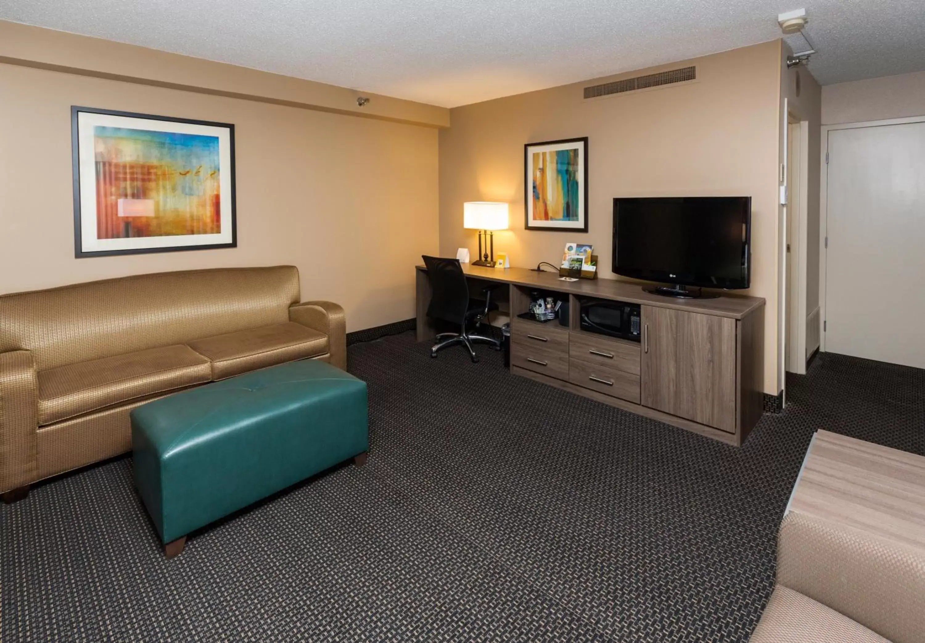 Photo of the whole room, TV/Entertainment Center in Holiday Inn Des Moines-Downtown-Mercy Campus, an IHG Hotel