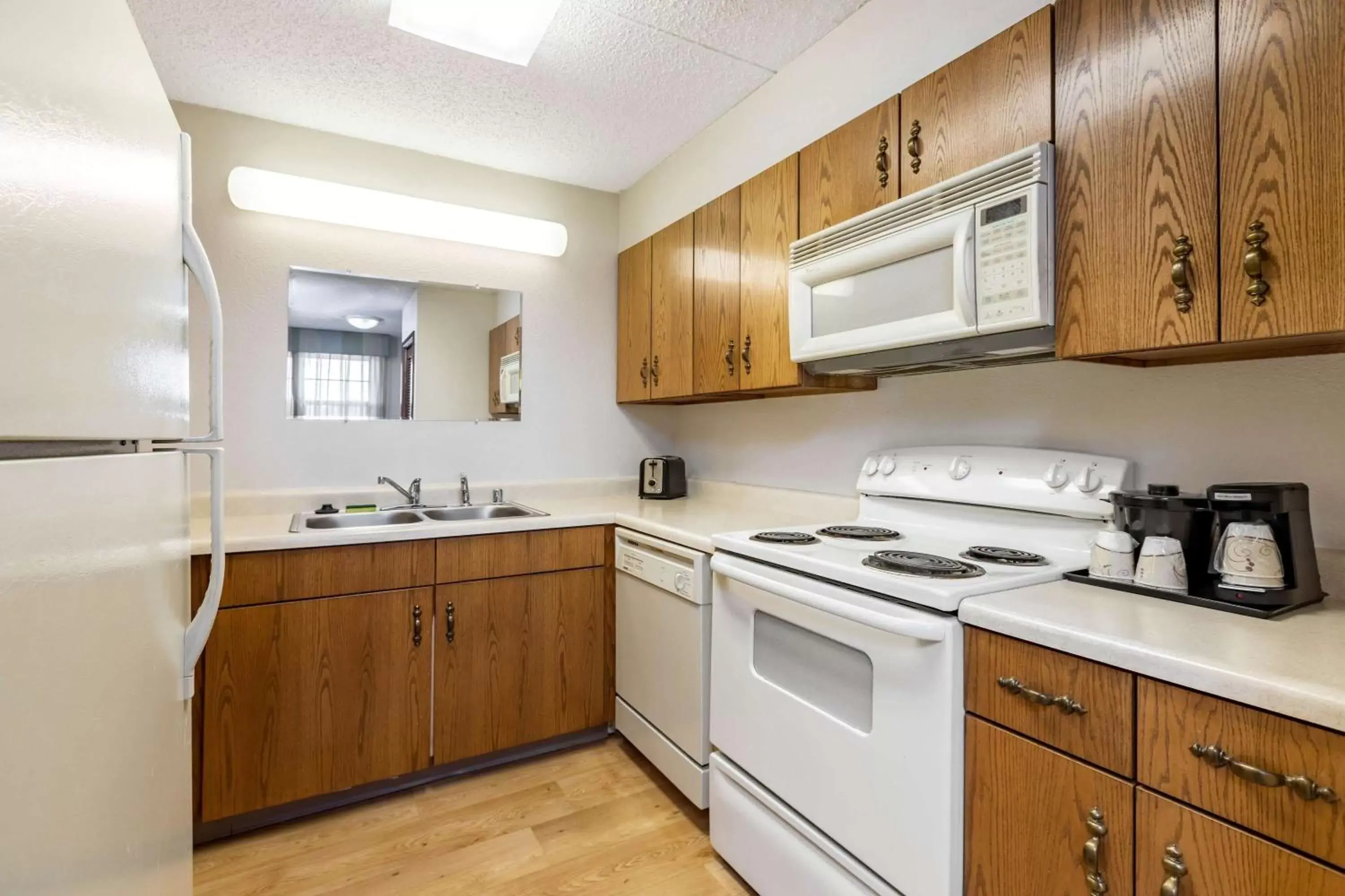 Photo of the whole room, Kitchen/Kitchenette in La Quinta Inn by Wyndham El Paso West