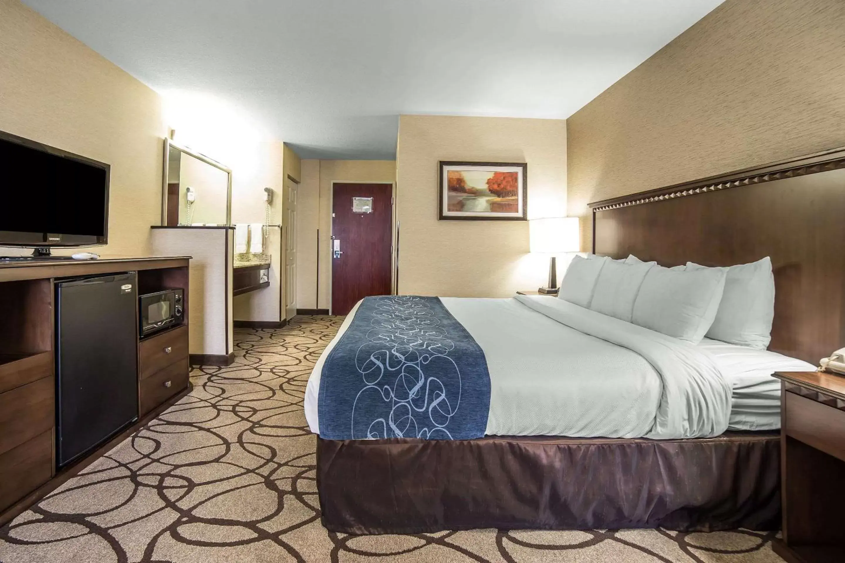 Photo of the whole room, Bed in Comfort Suites Airport Salt Lake City