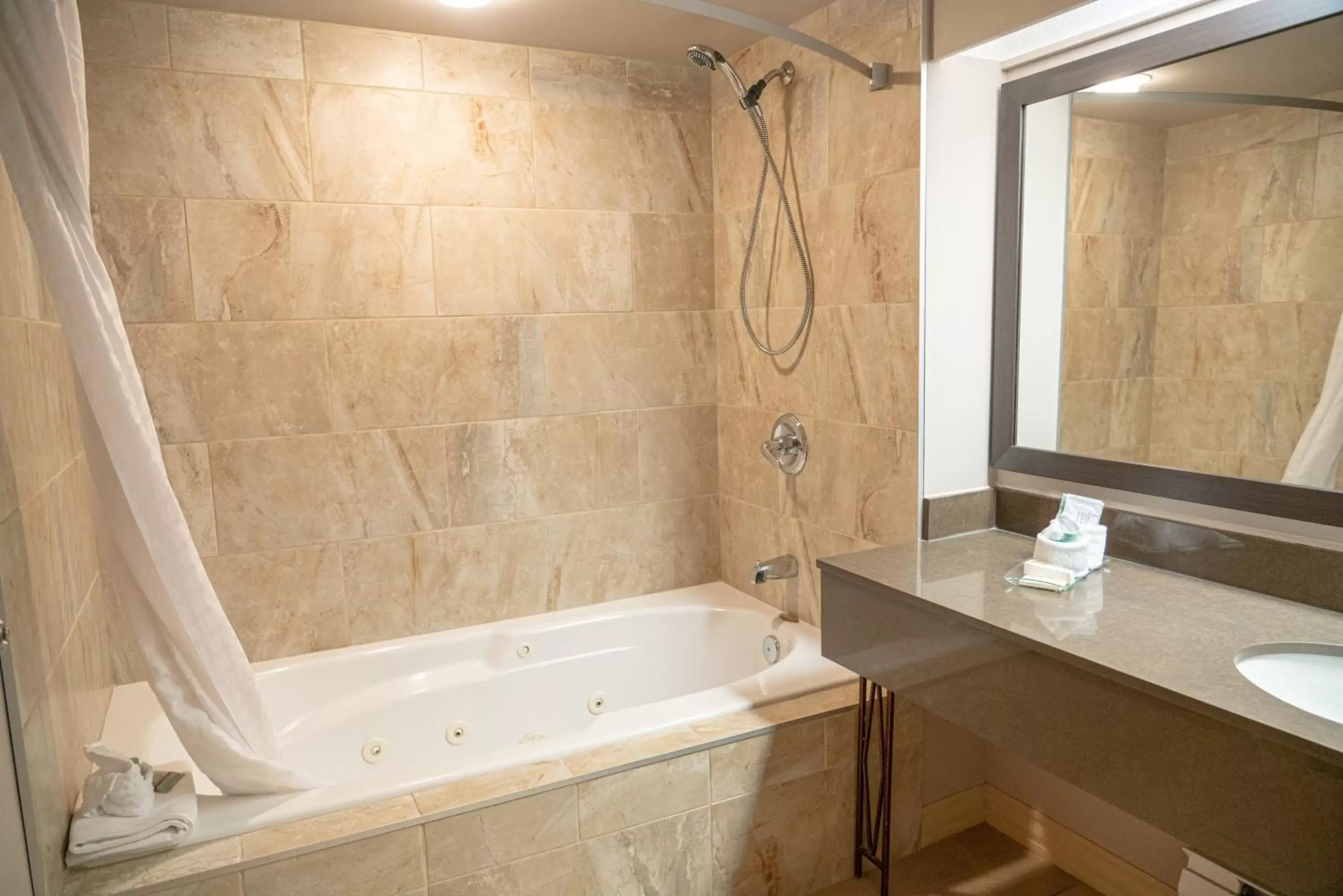 Hot Tub, Bathroom in Pocaterra Inn & Waterslide