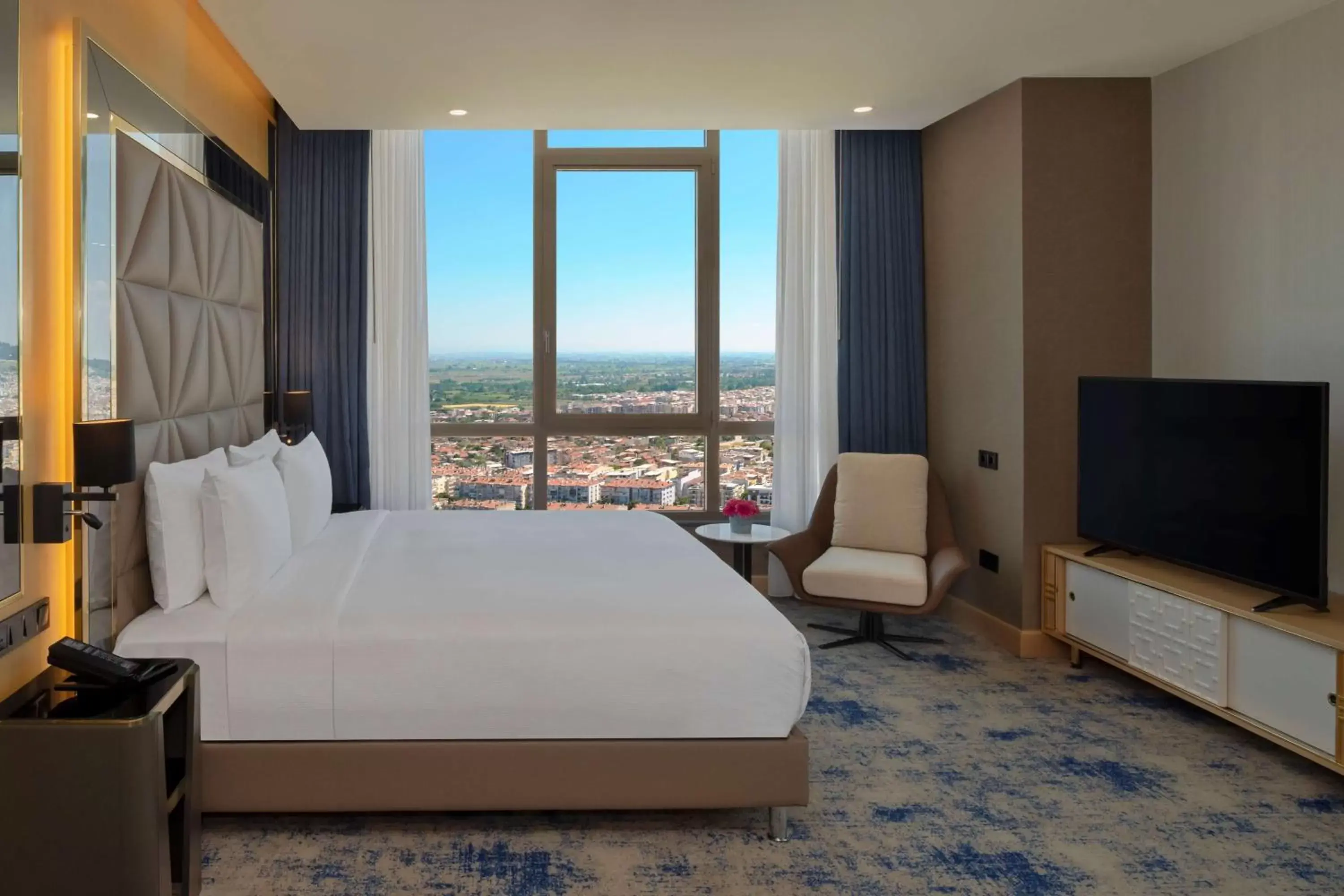 One-Bedroom King Suite in DoubleTree by Hilton Manisa One-Bedroom King Suite in DoubleTree by Hilton Manisa